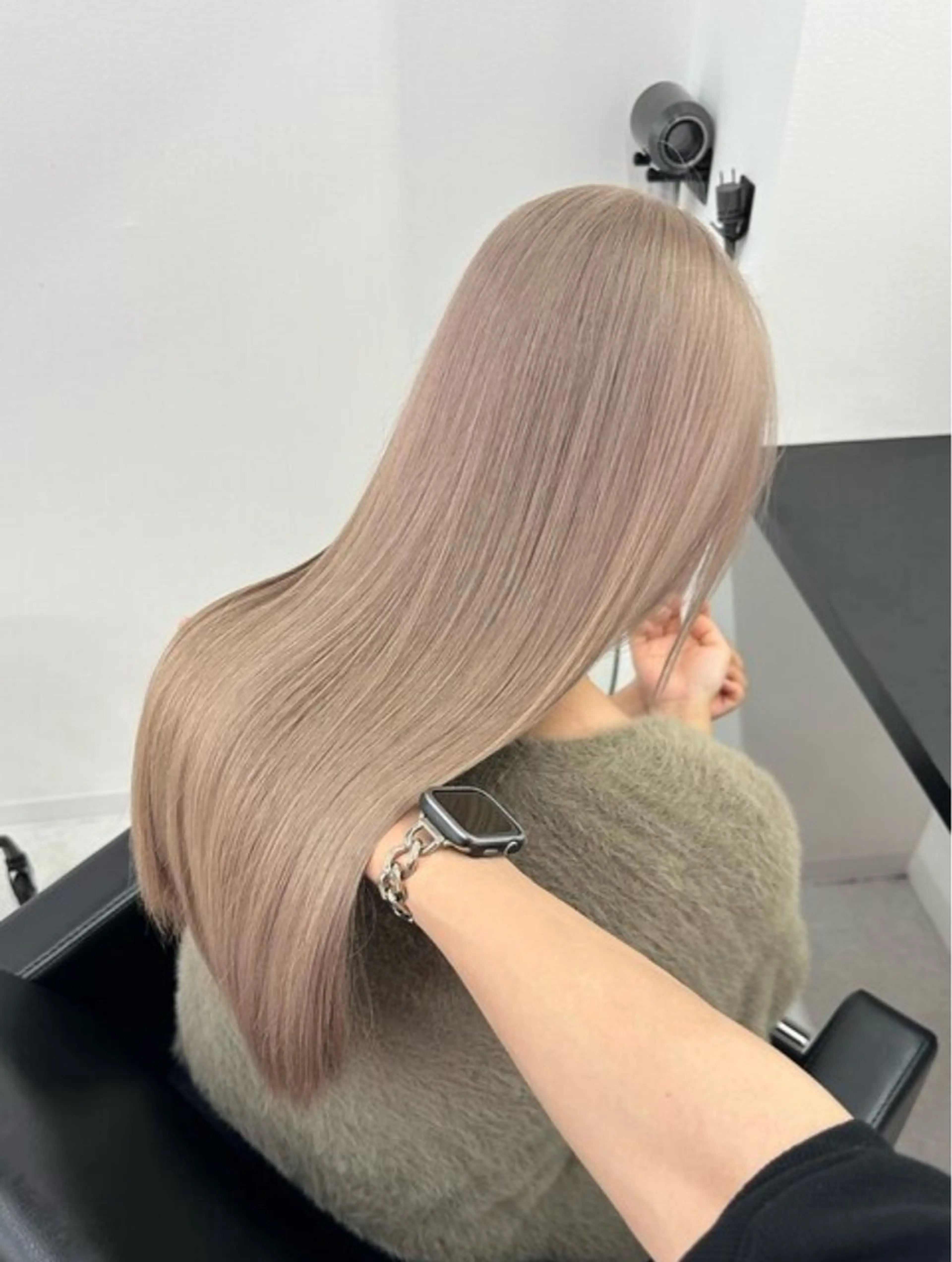 セミロング カラー アッシュ アッシュグレー ベージュカラー ブリーチ ブロンド カット ヘアカラー トリートメント 【美髪ハイトーン】 髪質改善/大和🎀のヘアスタイル
