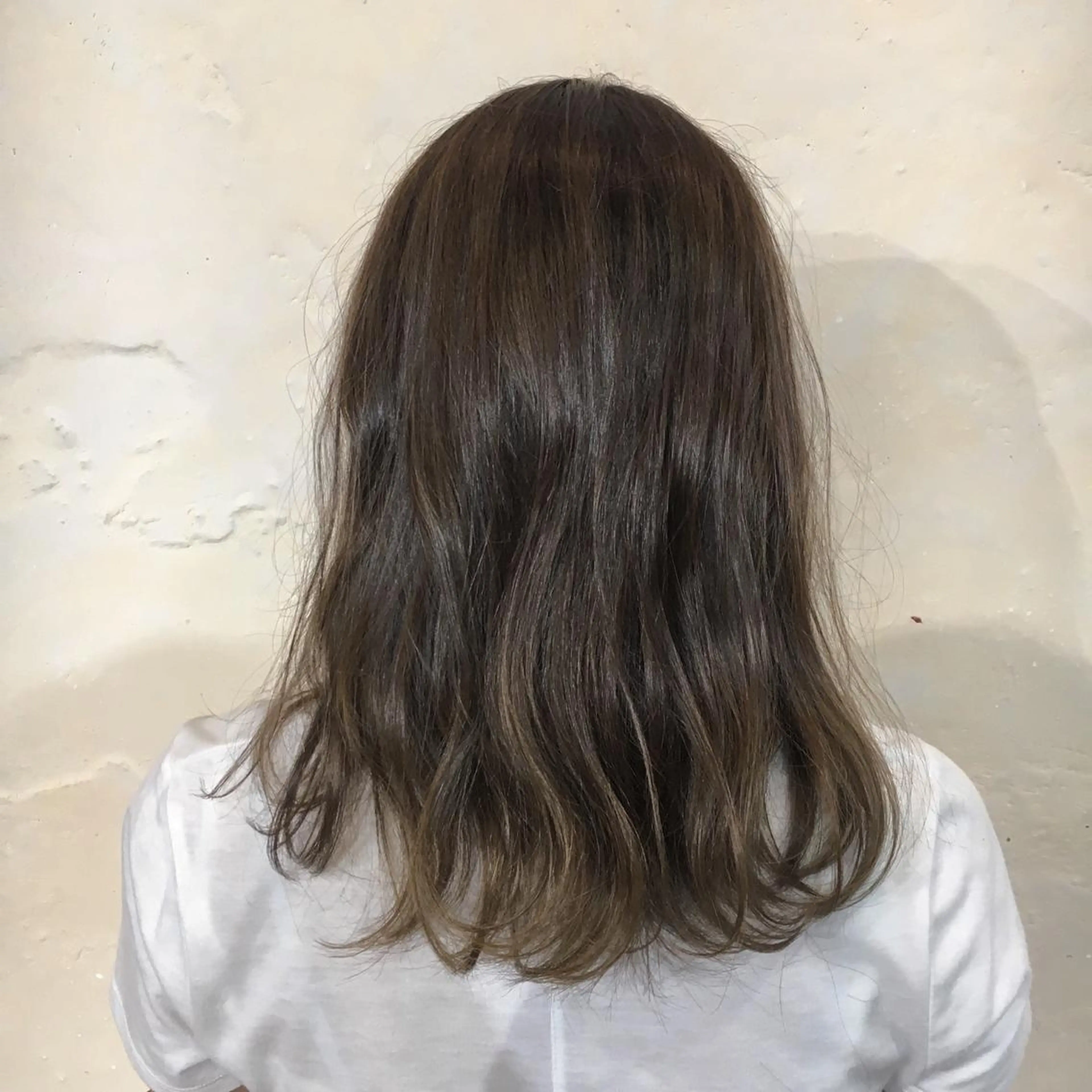 ミディアム カラー パーマ ヘアアレンジ メンズ キッズ ネイル マツエク・マツパ センターパート マッシュ アッシュ グラデーションカラー ナチュラル 角床直哉 カラーカットNO 1のヘアスタイル