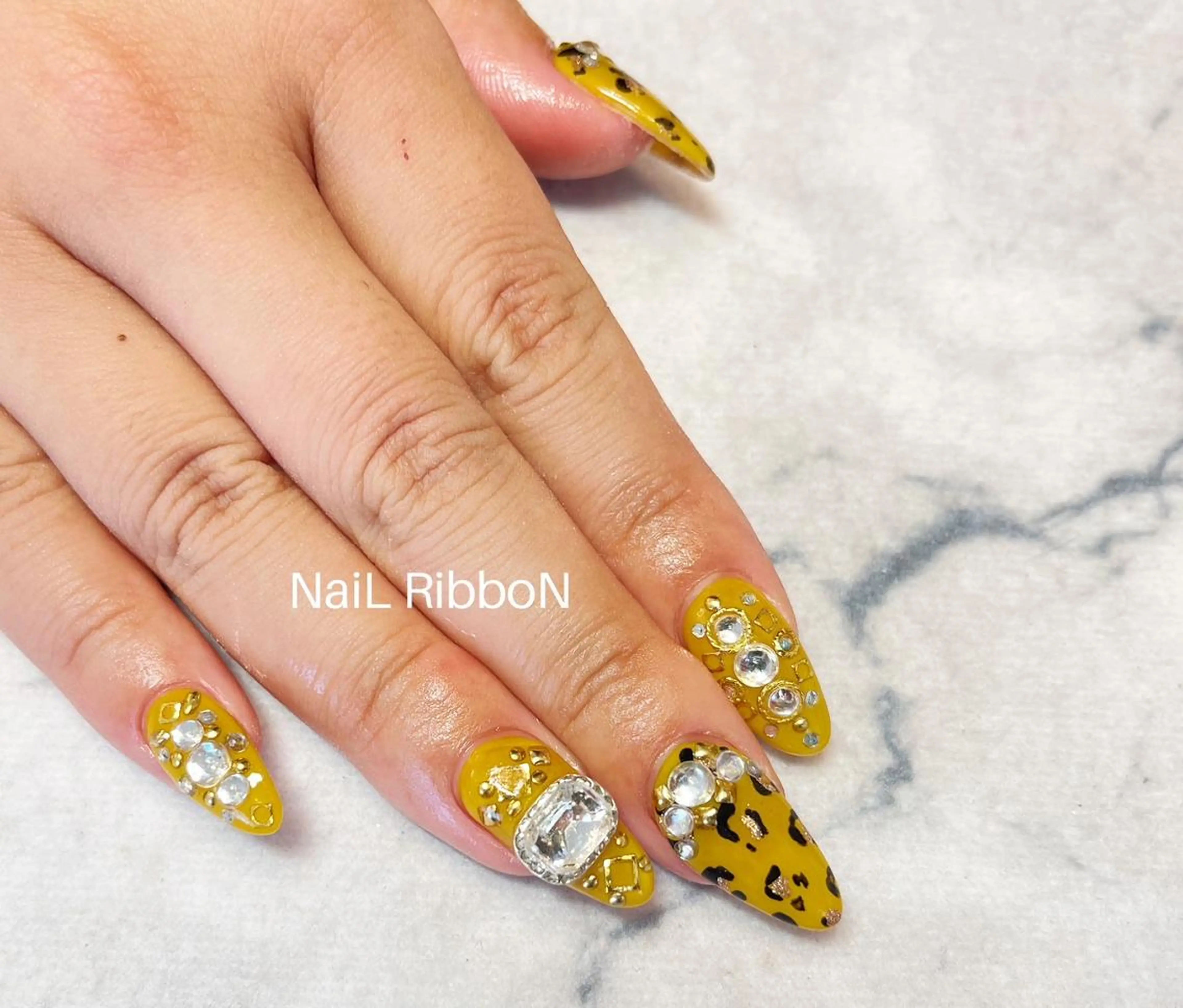 ネイル ネイルリボン 受付スタッフのネイルデザイン