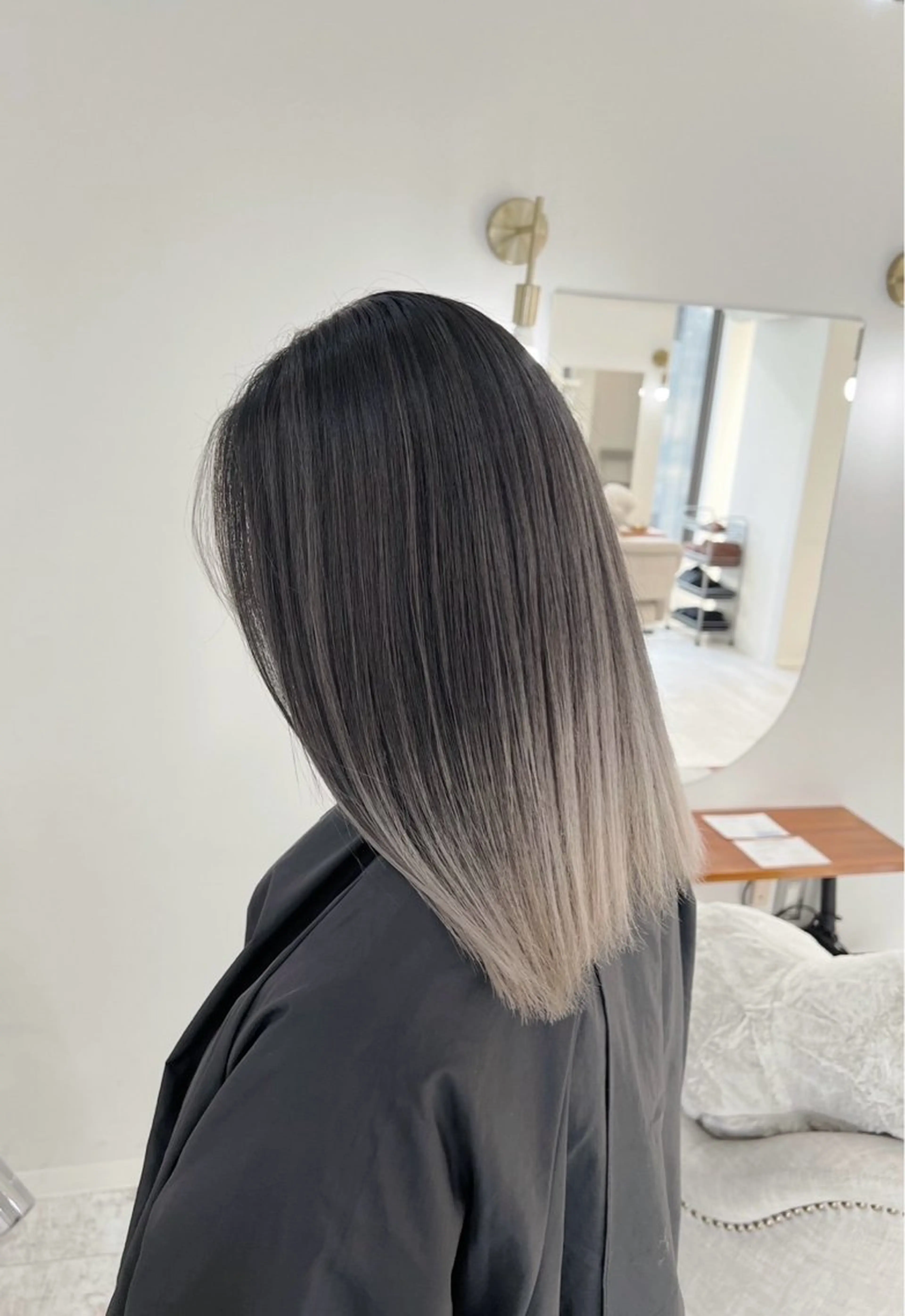 ミディアム カラー バレイヤージュ シルバー ホワイトシルバー レイヤーカット カット ヘアカラー トリートメント ROBIN所属・指名数No.1 /NAOYAのヘアスタイル