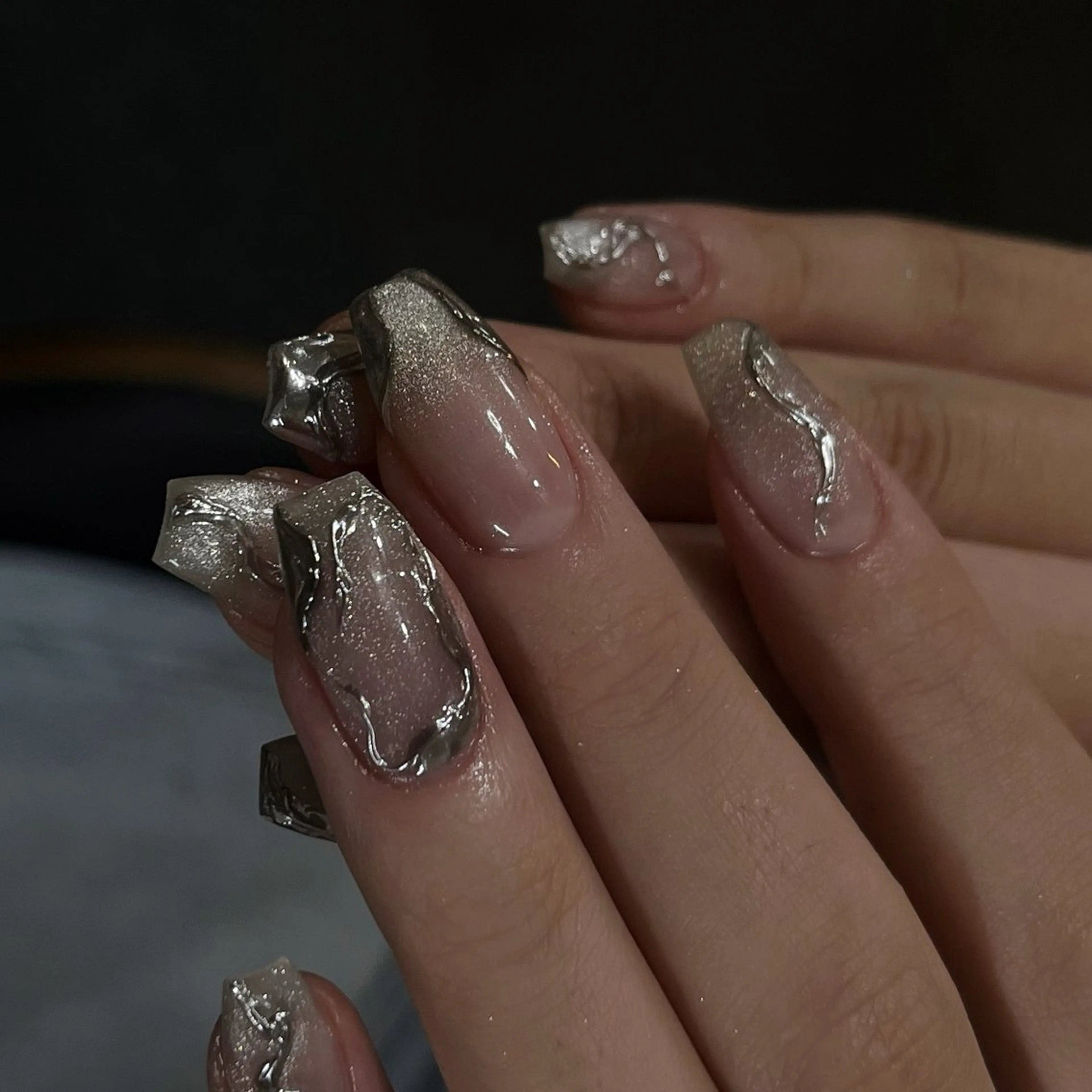 ネイル グラデーション キラキラネイル マグネットネイル ミラーネイル シルバー ハンドネイル ハンドケア 🎀NAIL🎀 AI🪄︎︎◝✩のネイルデザイン