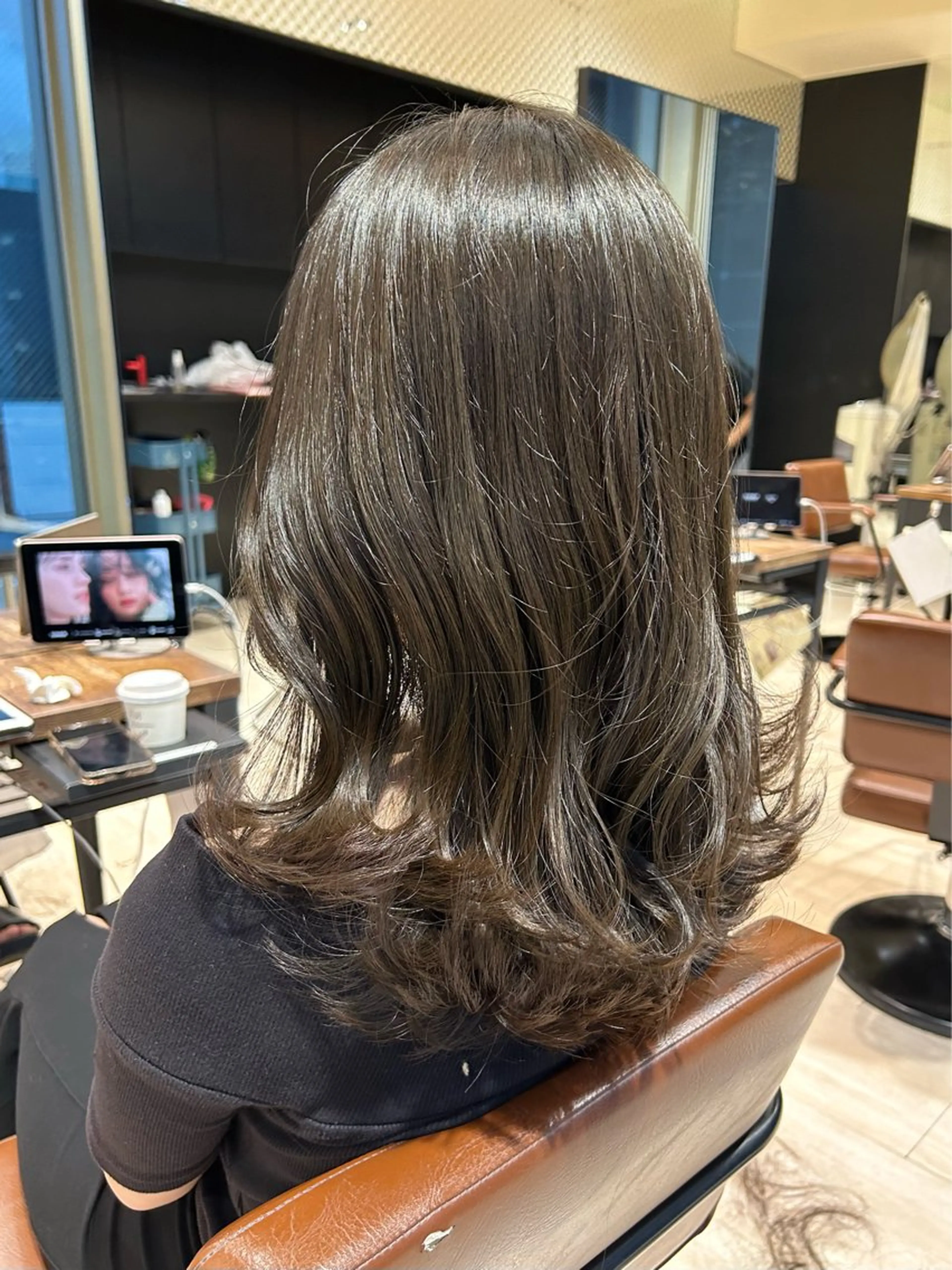 ミディアム カラー ミディアムレイヤー ベージュカラー オリーブベージュ オリーブカラー くびれヘア ヘアカラー トリートメント 🍼顔周りカット/ レイヤー/小川華奈のヘアスタイル