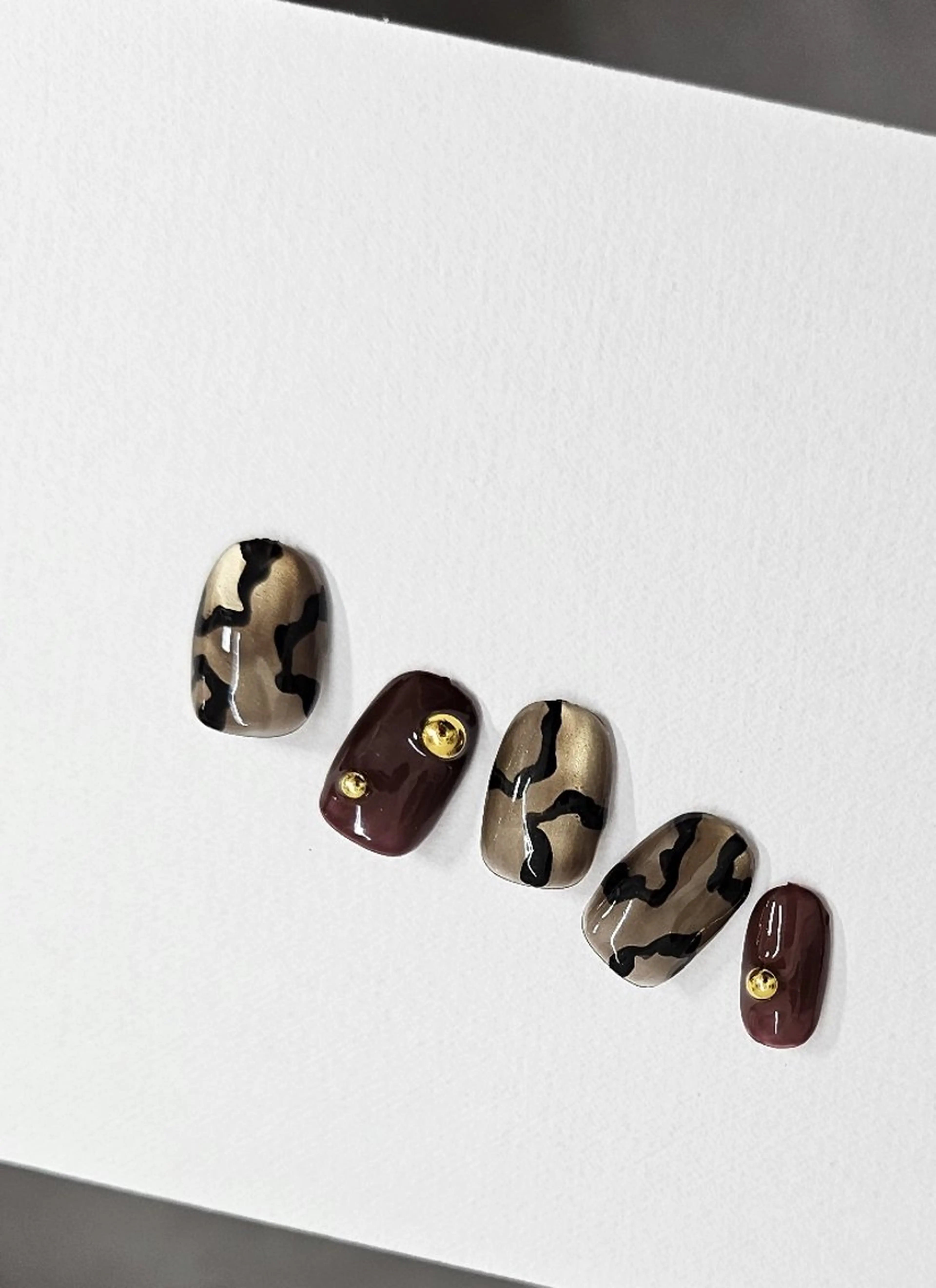 ネイル アニマル柄 ボルドー ジェルネイル ニュアンスネイル パラジェル ハンドネイル puku nail 🌼kazu🌼のネイルデザイン