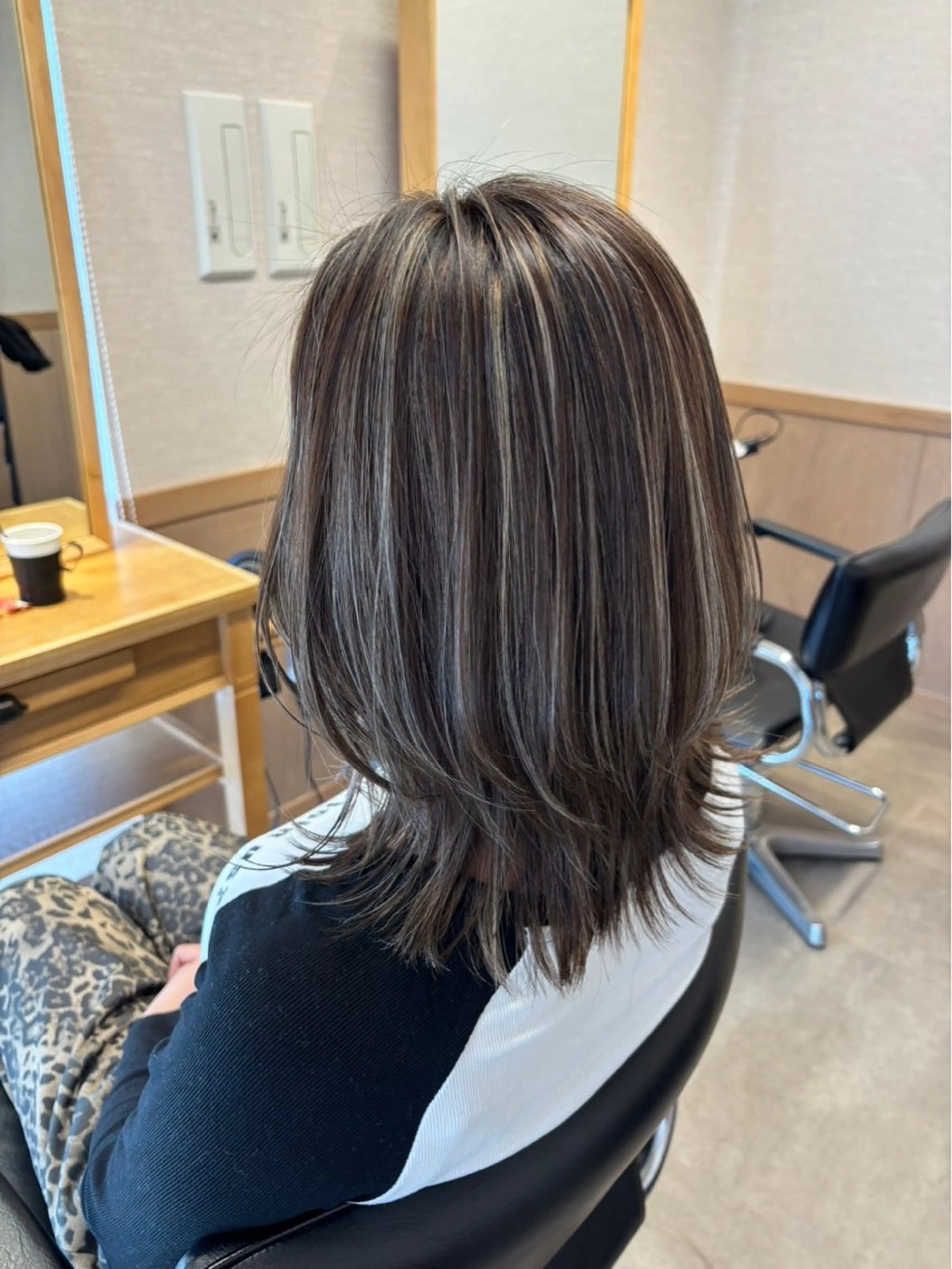 ミディアム カラー カット ヘアカラー 髪の家 tiki所属・髪の家 tikiのヘアスタイル