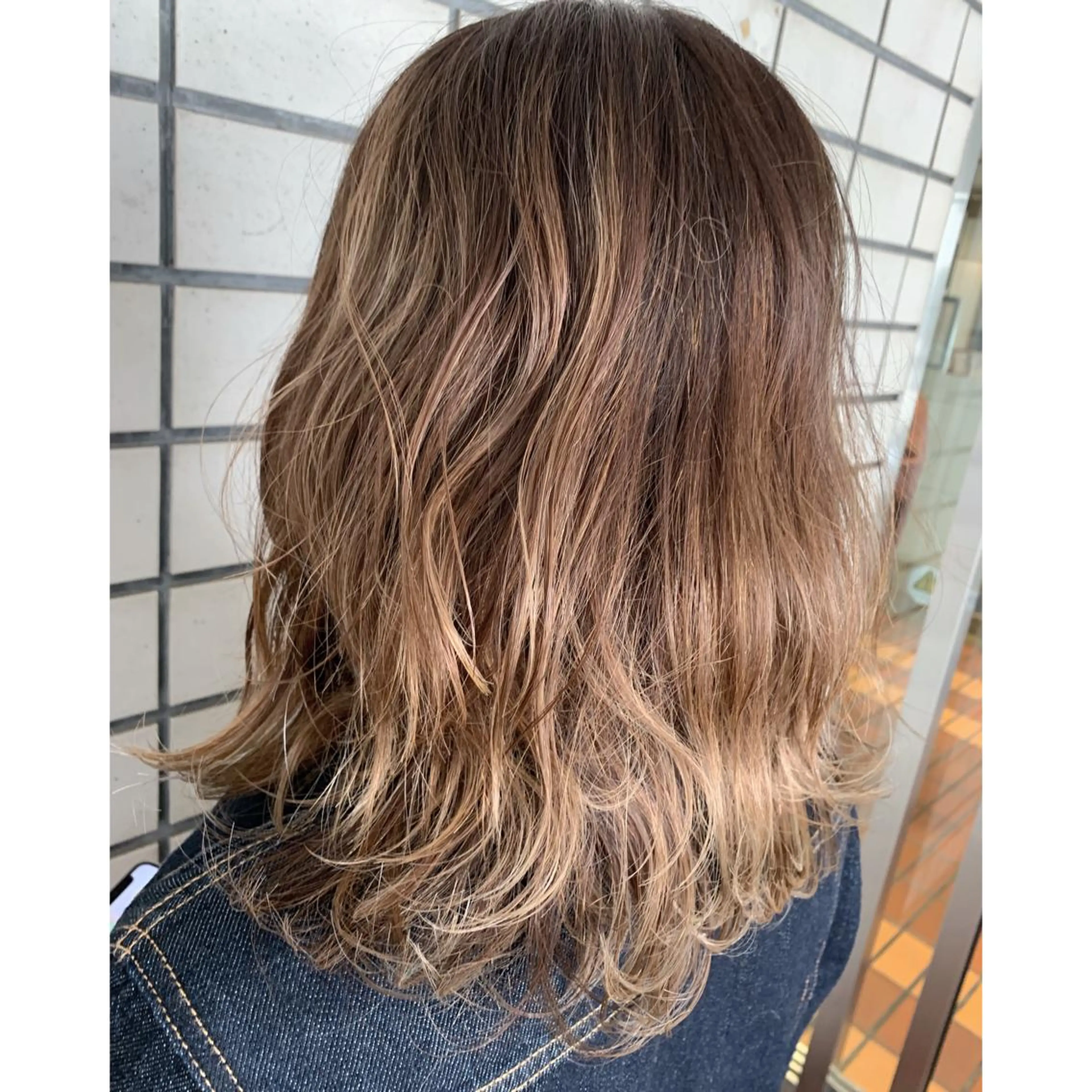 セミロング カラー アディクシーカラー ブリーチ ハイライトカラー ハイライト トリートメント 坂西 春果のマツエク・マツパデザイン