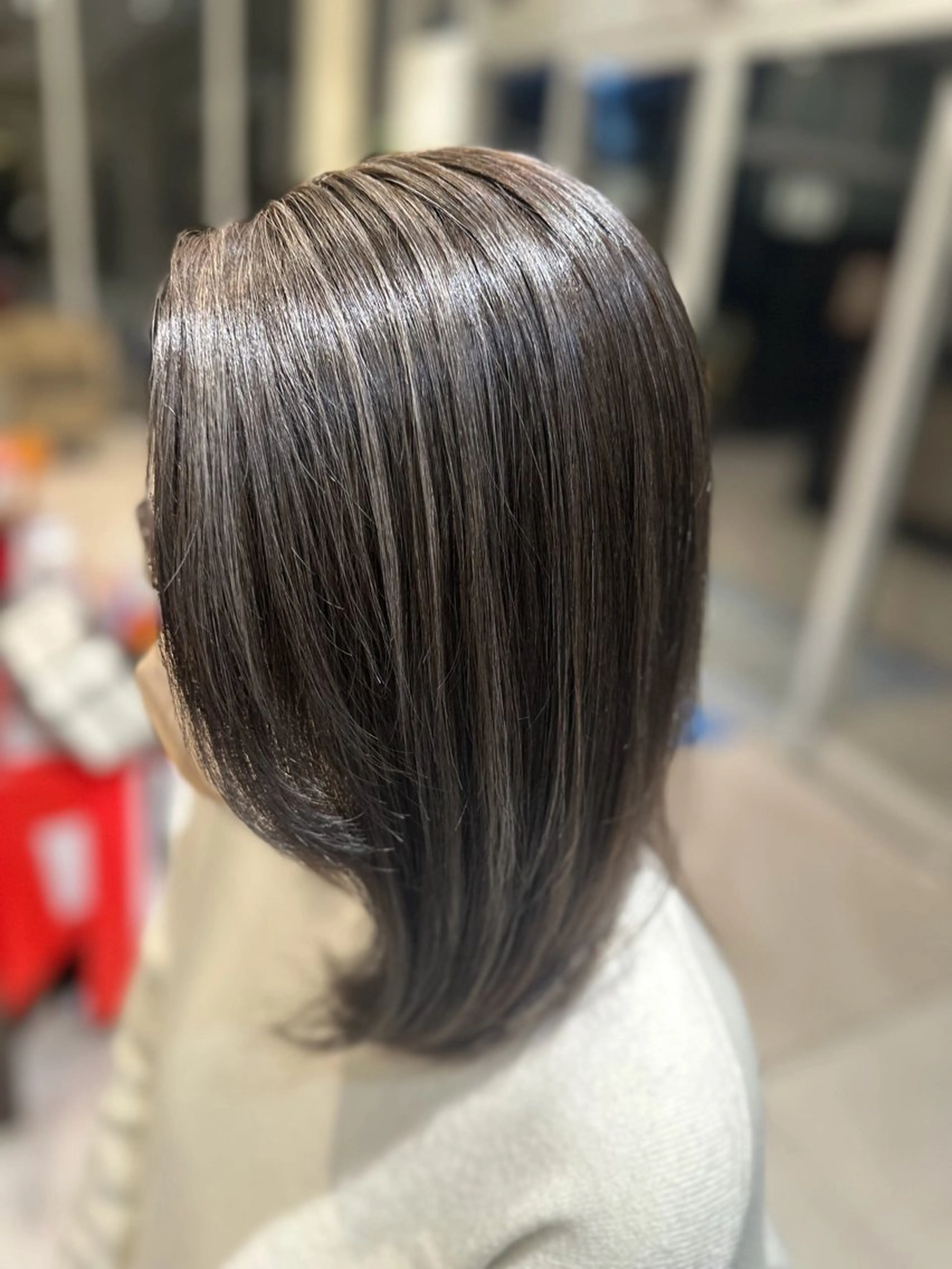 セミロング 白髪ぼかしモデル 募集中ヒキマカイトのヘアスタイル