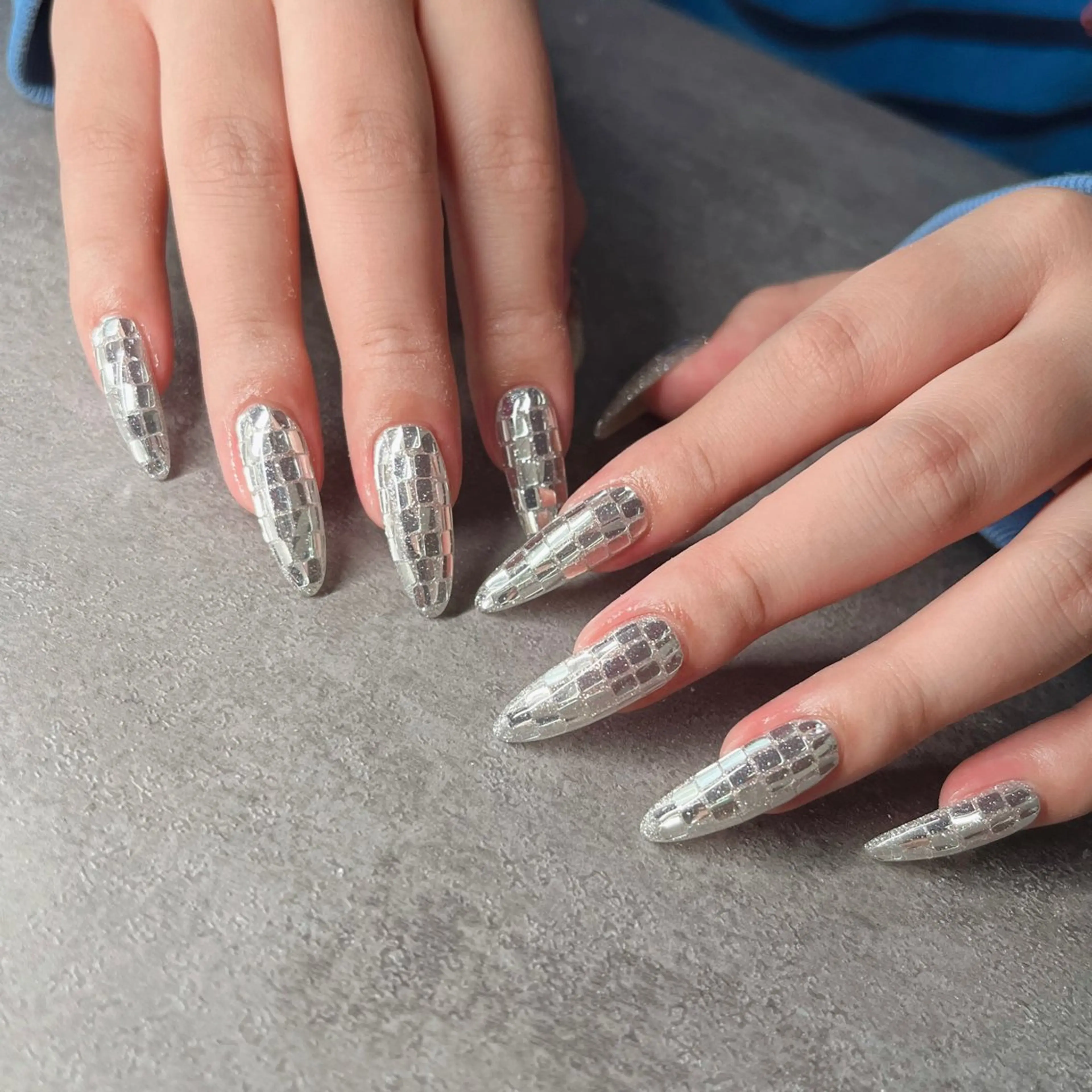 ネイル フットネイル フレンチネイル ジェルネイル ラメ(グリッター) ラメグラデーション ハンドネイル NEO Beauty Salon所属・𝐍𝐄𝐎 𝐉𝐔𝐑𝐈のネイルデザイン