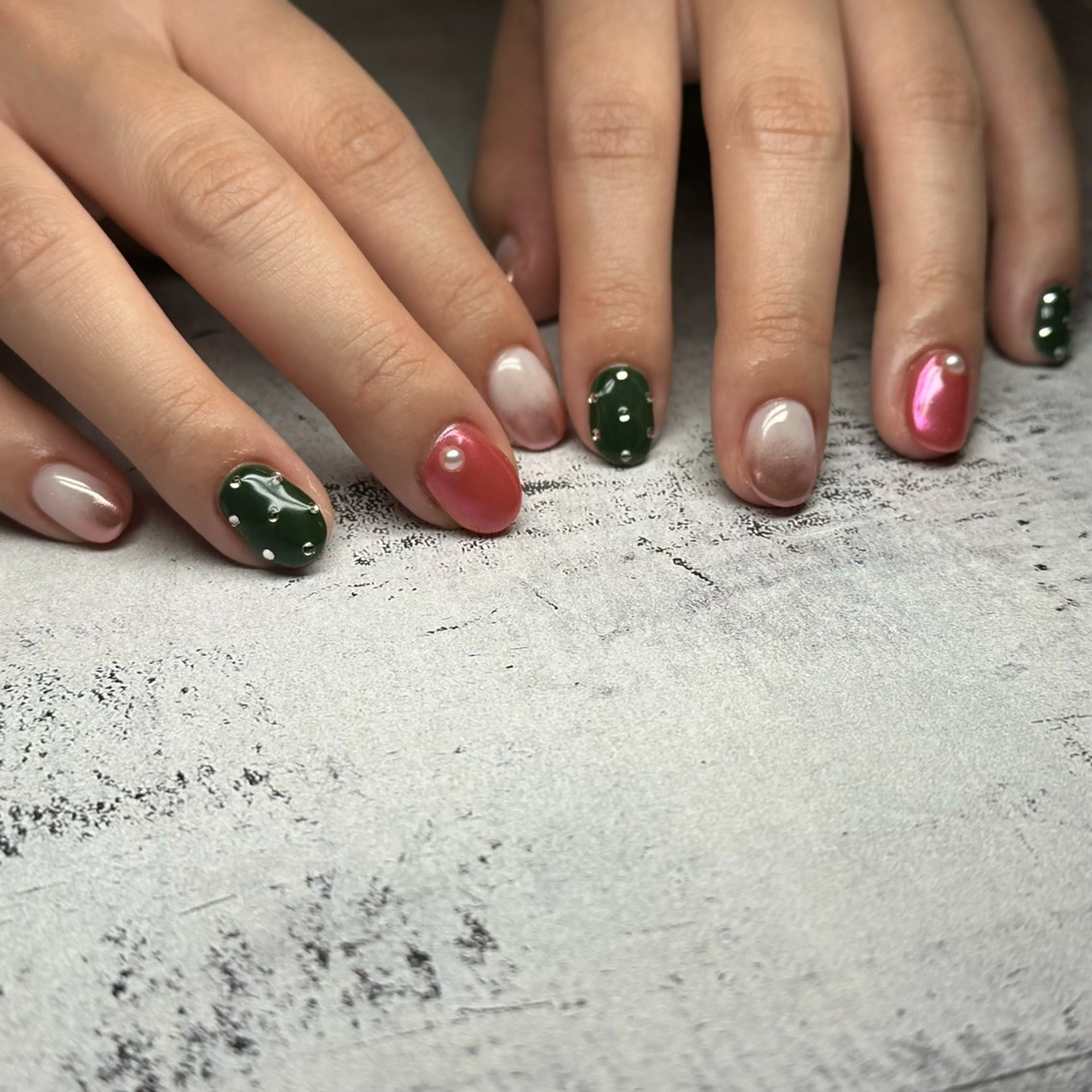 ネイル グラデーション ミラーネイル ハンドネイル 𝐫𝐚𝐢 𝐧𝐚𝐢𝐥の眉毛・アイブロウイメージ