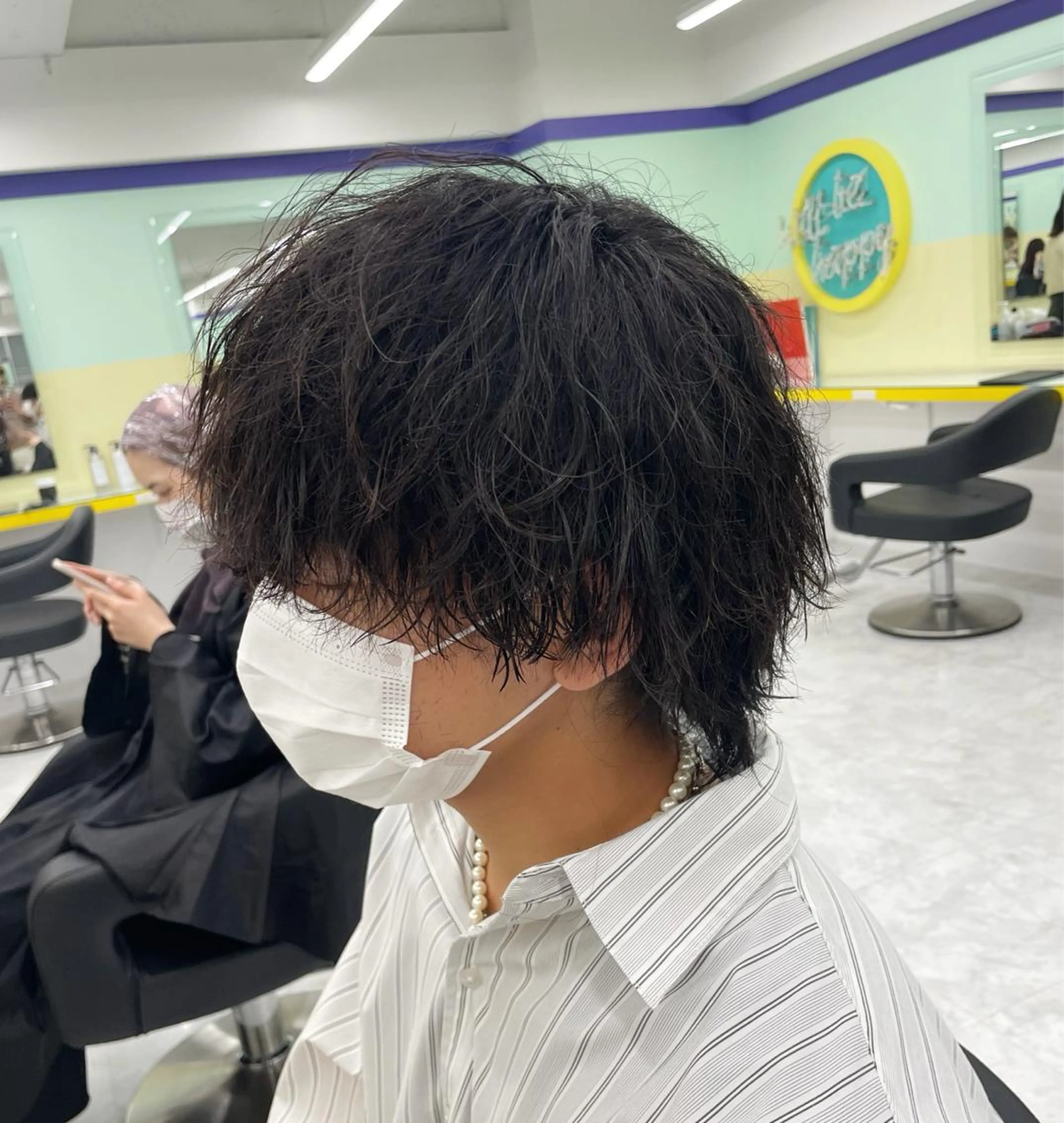 ミディアム カラー パーマ ヘアアレンジ メンズ ミディアムパーマ センターパート マッシュ メンズパーマ 学生（メンズ向け） 顔まわりカット の達人のヘアスタイル