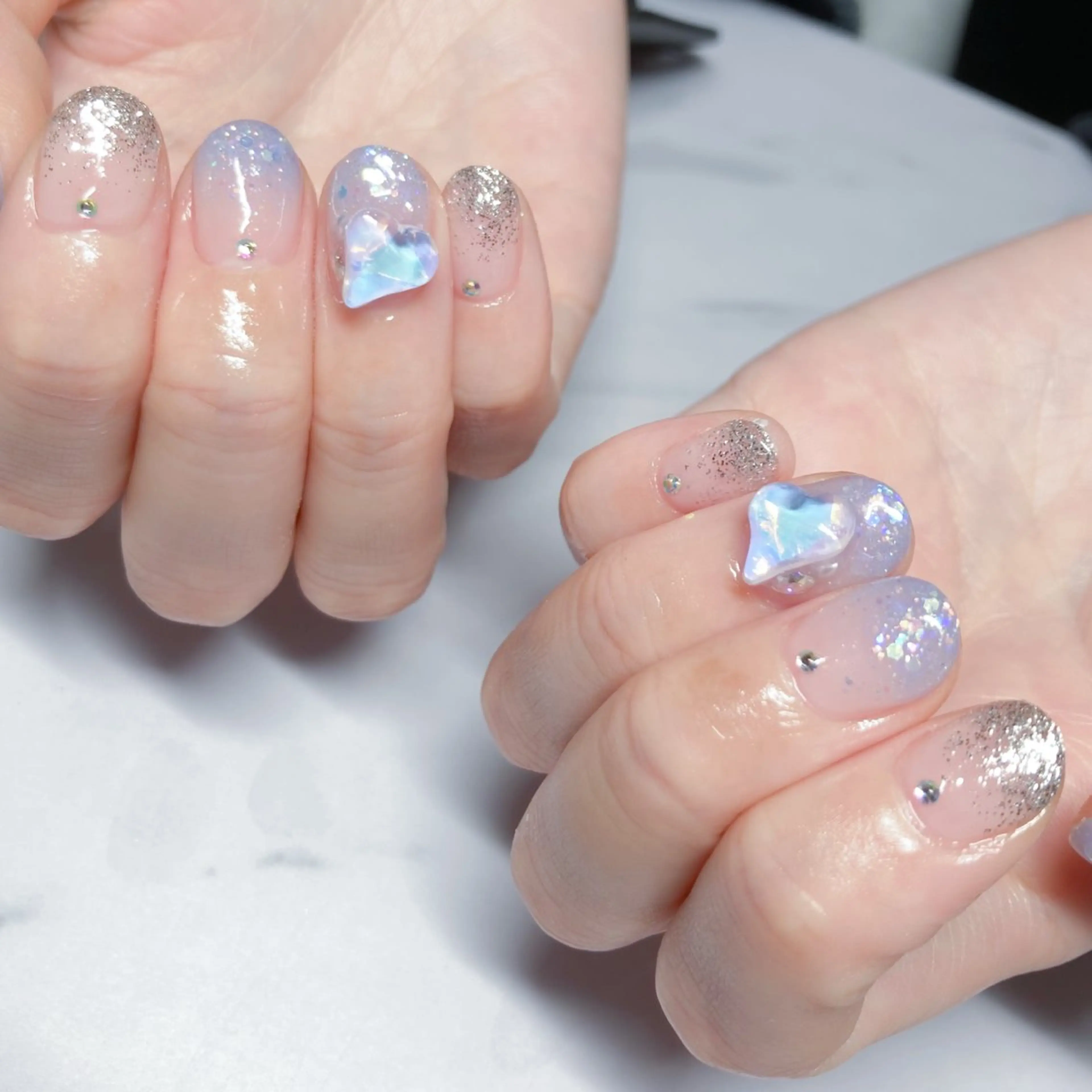 ネイル グラデーション ハート キラキラネイル ラメ(グリッター) ラメグラデーション ハンドネイル Terrace＋所属・Terrace＋ Nailのネイルデザイン