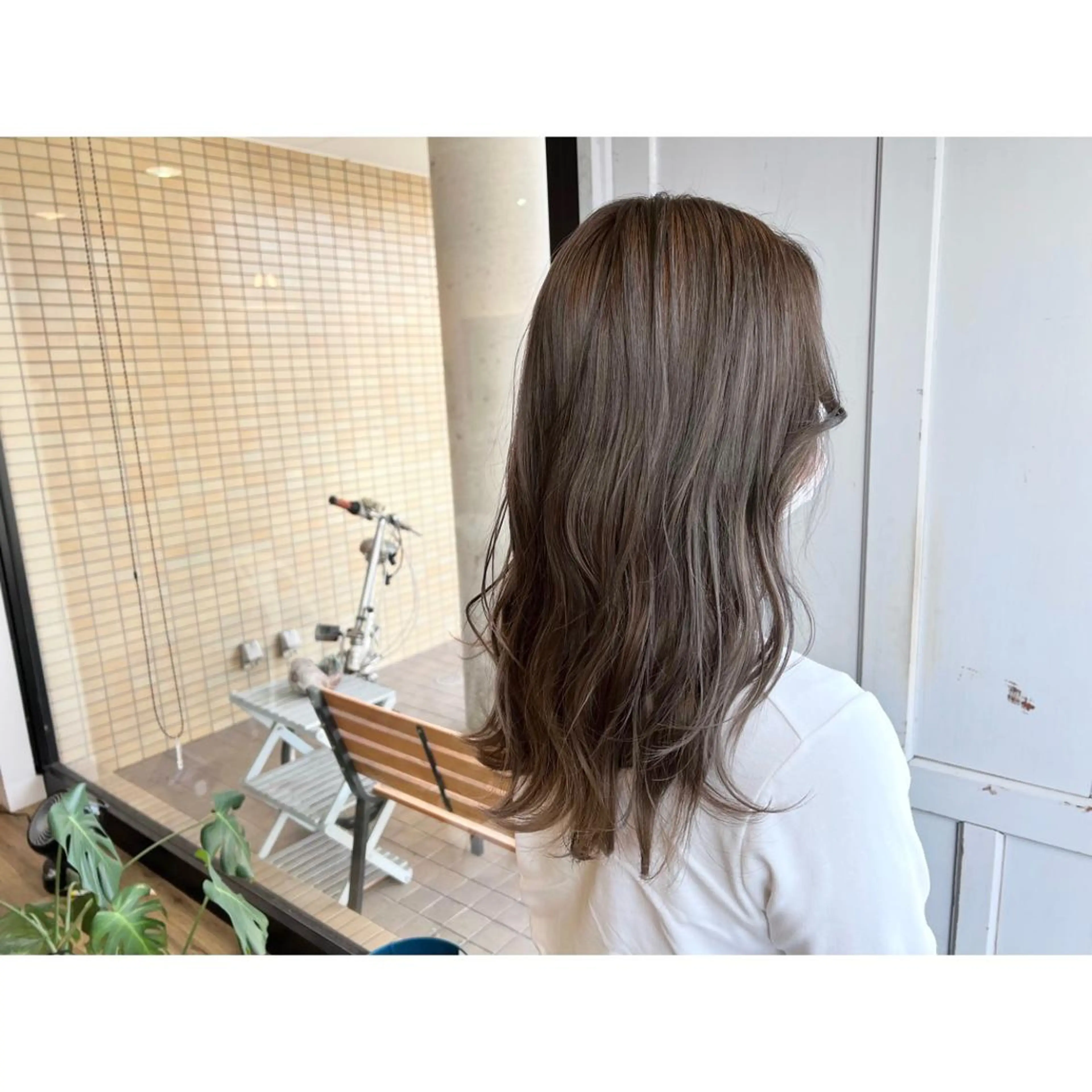 ロング カラー グレージュ ヘアカラー トリートメント ツキダテ ユイのヘアスタイル