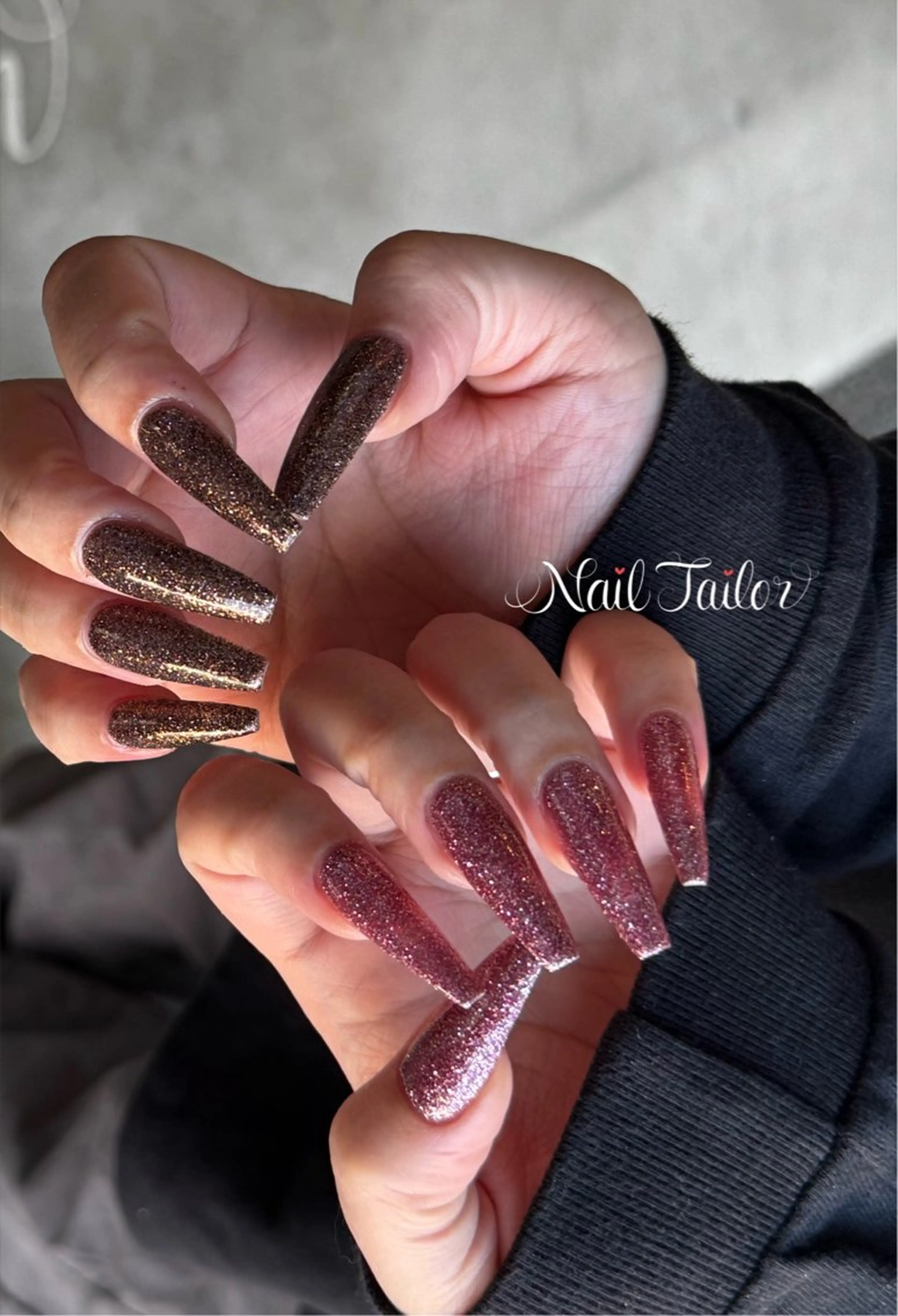 ネイル ブラウン 長さ出し キラキラネイル ラメ(グリッター) ロングネイル ハンドネイル 〜Nail Tailor〜 ネイルテイラー所属・NailTailor ネイルテイラーのネイルデザイン