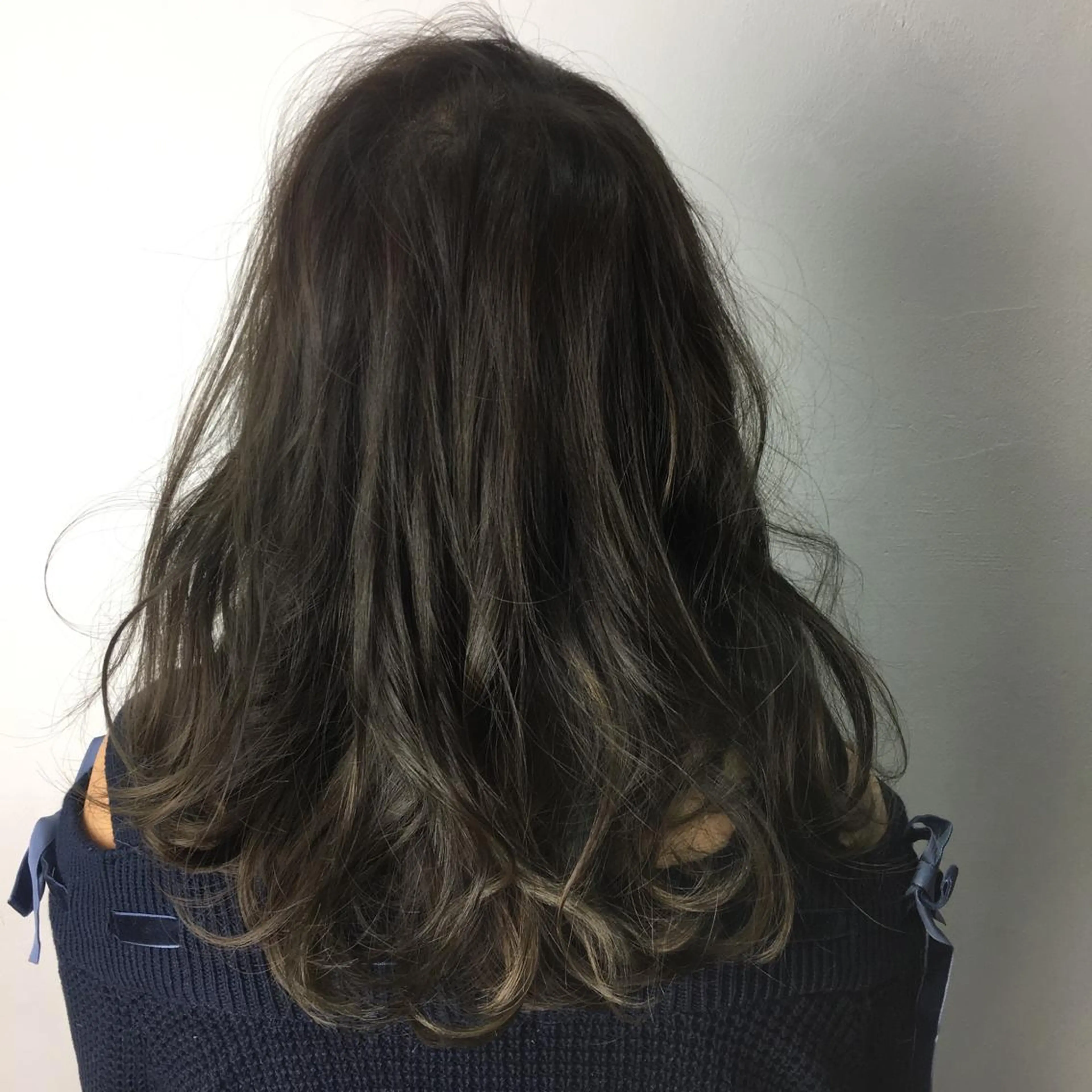 ミディアム カラー グレージュ 360°キレイな ショートカットのヘアスタイル