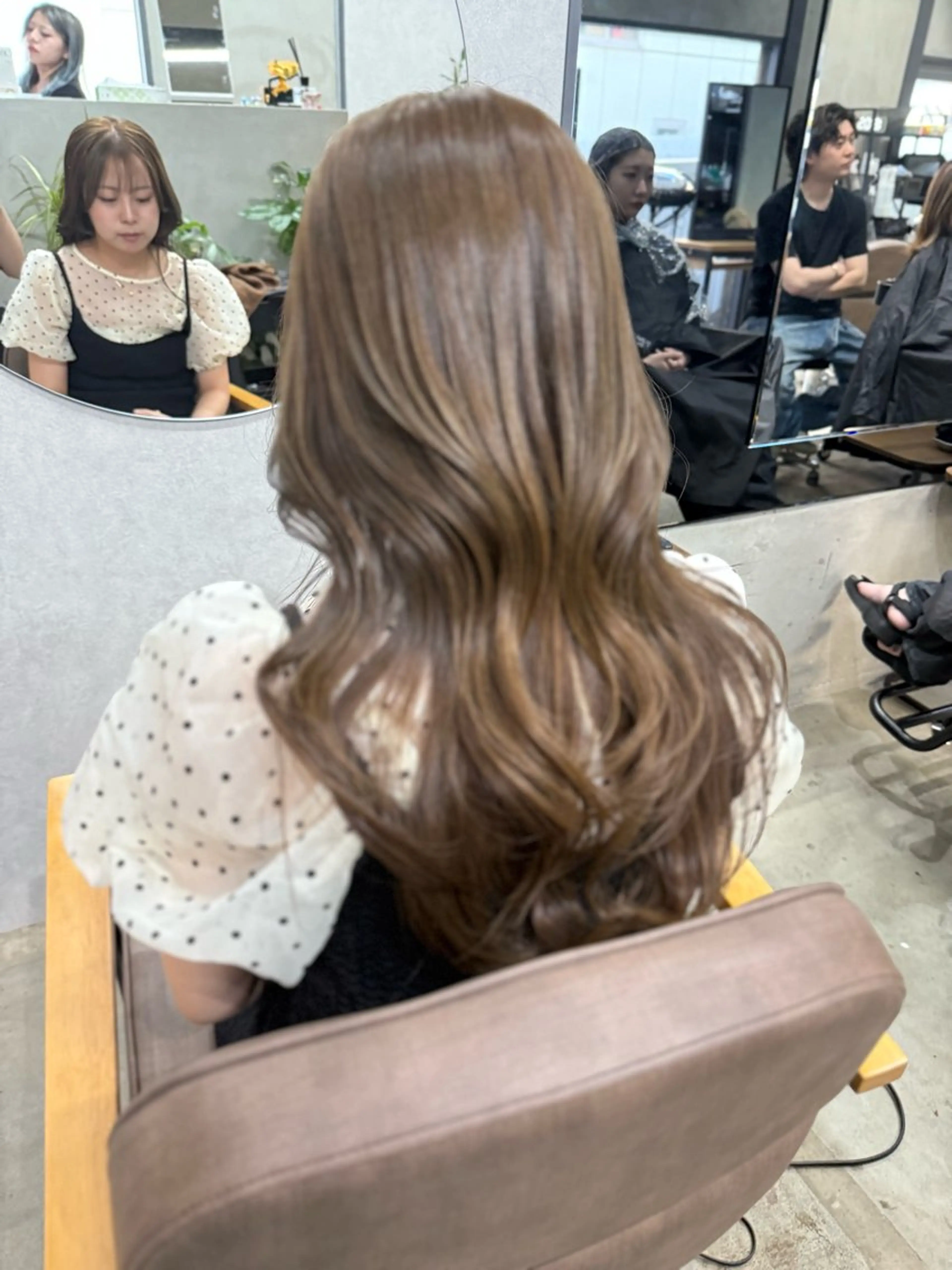 ロング カラー ベージュカラー AIRI layer cut hairのヘアスタイル
