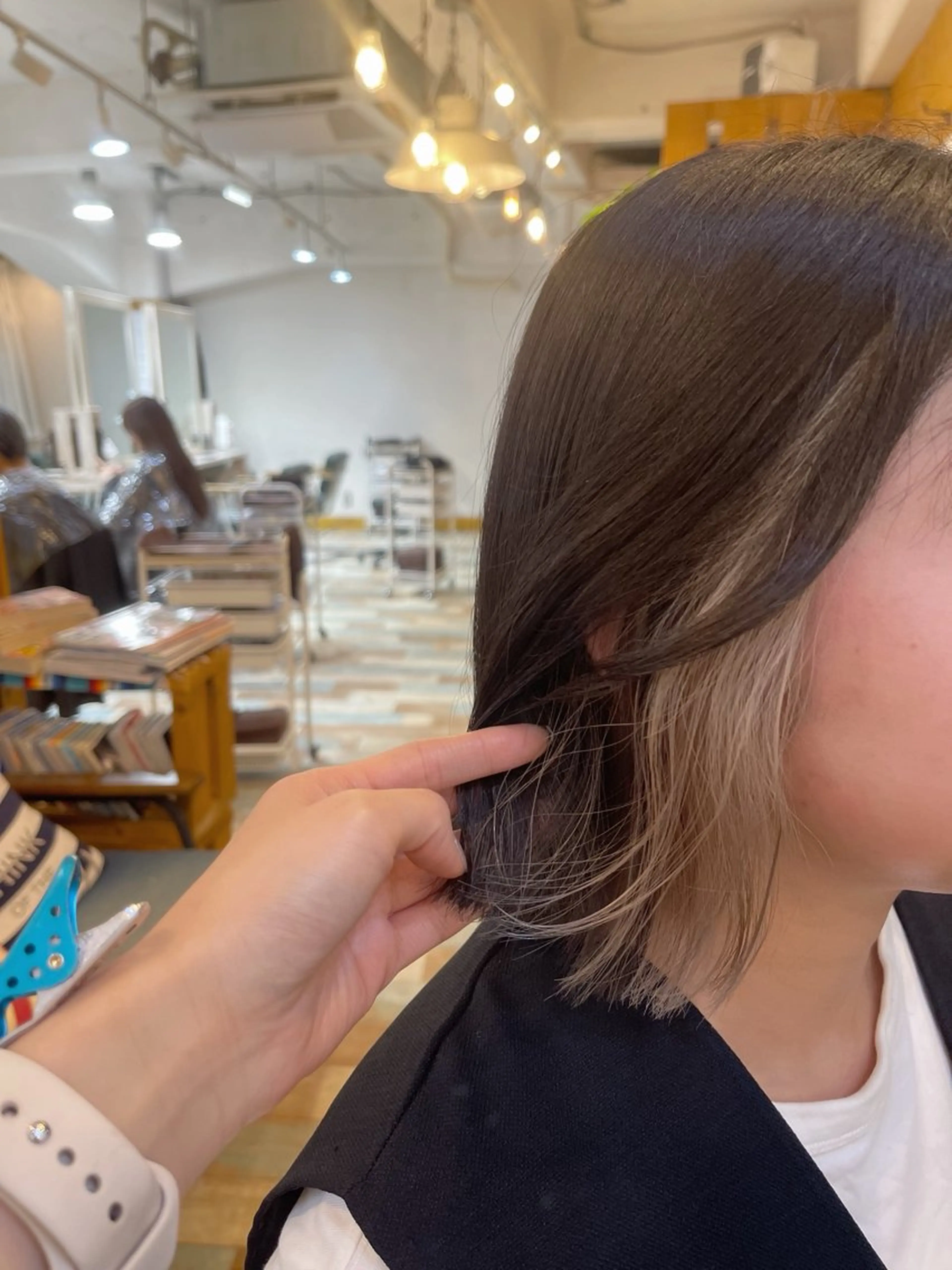 セミロング カラー ベージュカラー ブリーチ デザインカラー イヤリングカラー ハイライトカラー KANA/ボブ/ インナーカラー/艶髪のヘアスタイル