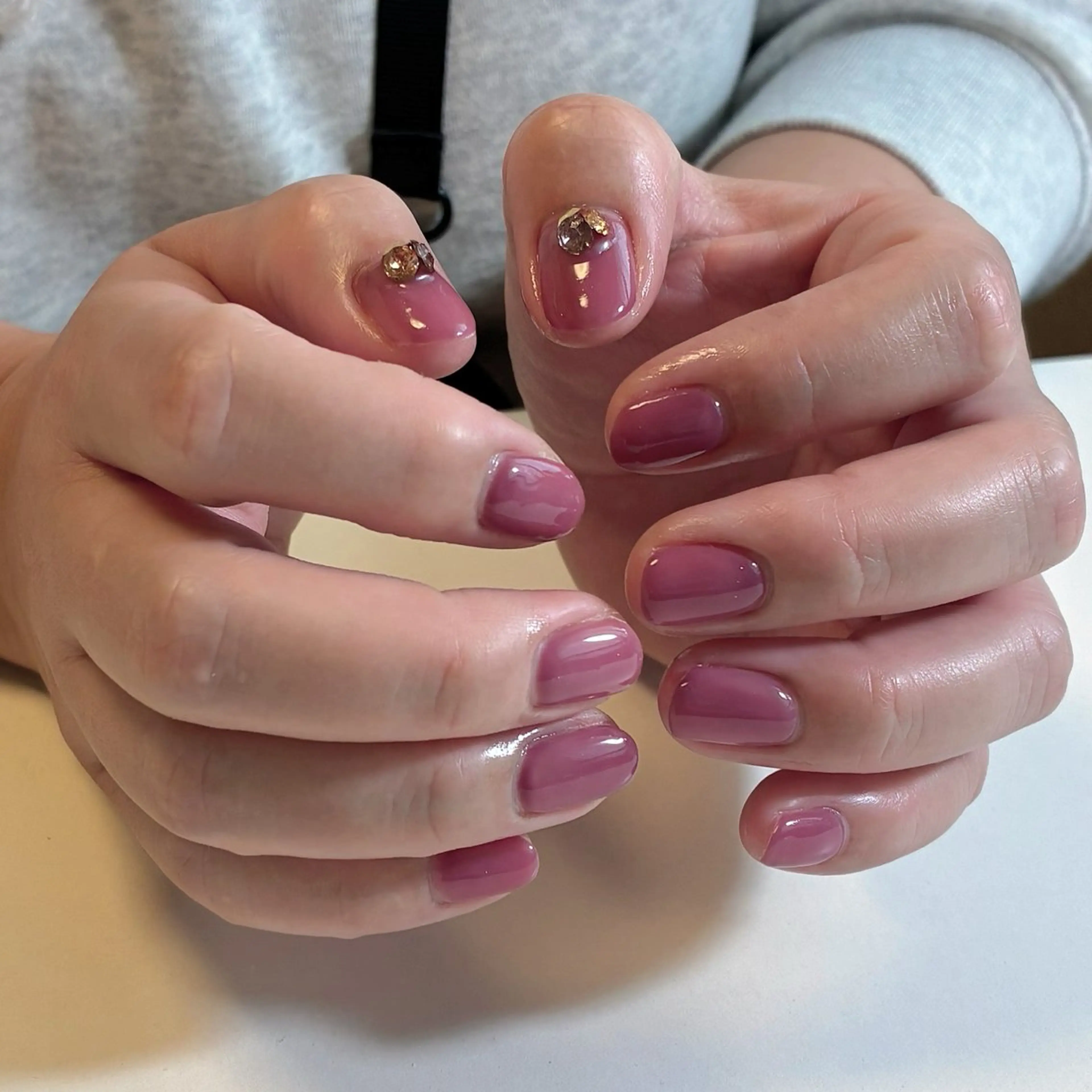 ネイル ワンカラーネイル パープル ストーンネイル ハンドネイル ネイルサロン💎 Bibiのネイルデザイン