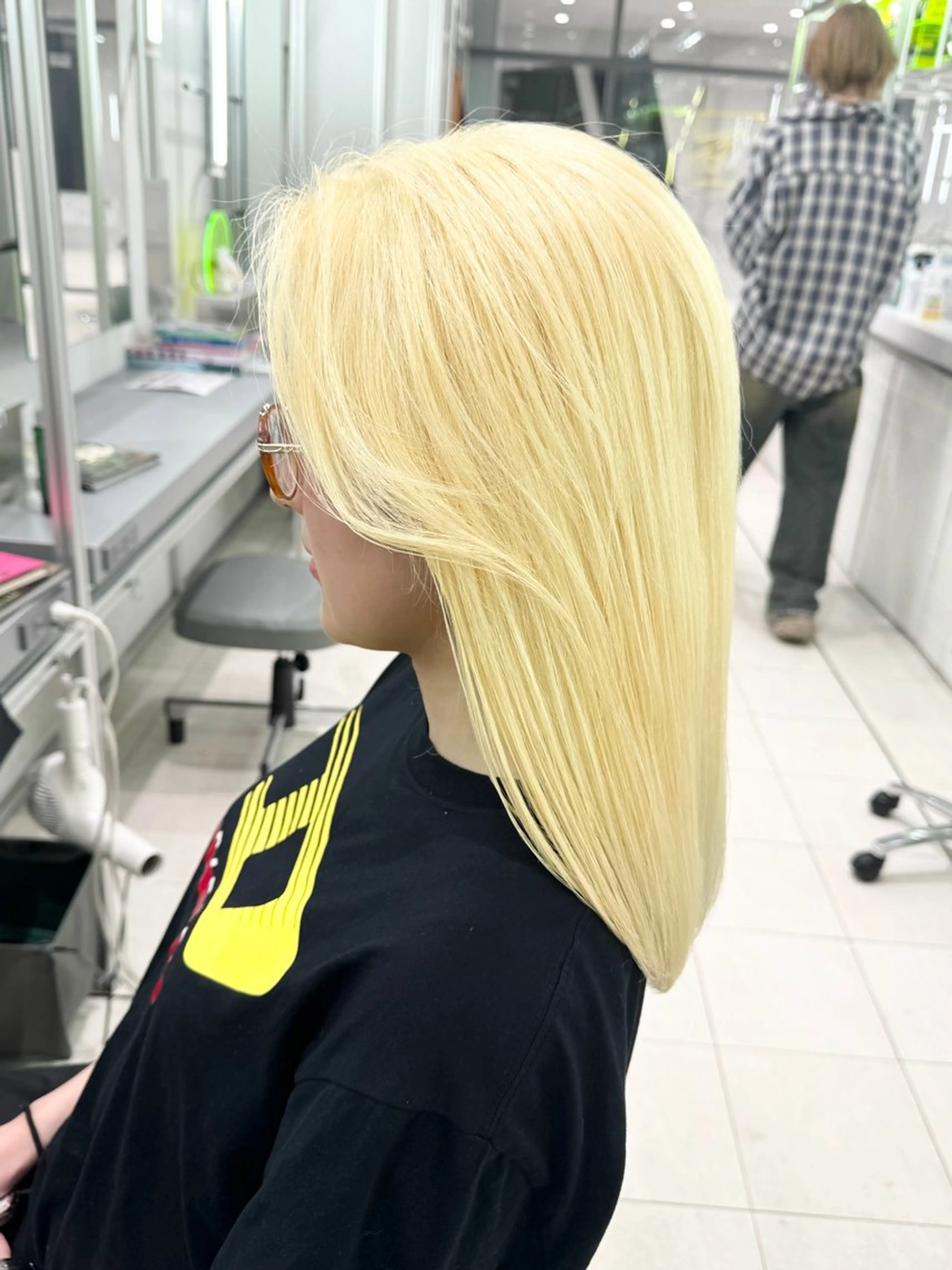 ミディアム NORA Journey所属・ブリーチカラー/ブロ ンドレイヤーカットのヘアスタイル