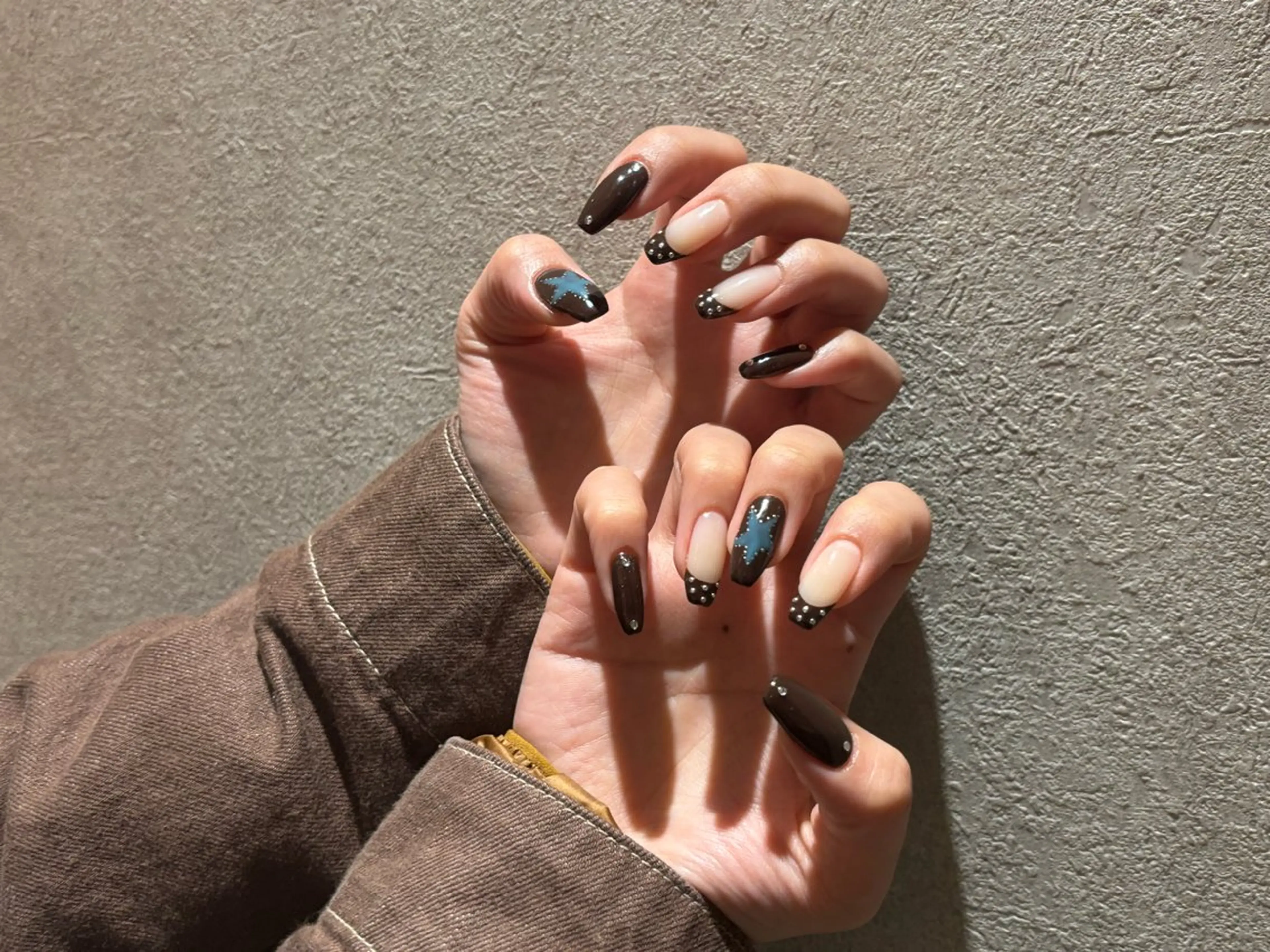 ネイル ブラウン ジェルネイル 水色 マグネットネイル 持ち込み ハンドネイル Huea所属・Huea _ayaのネイルデザイン