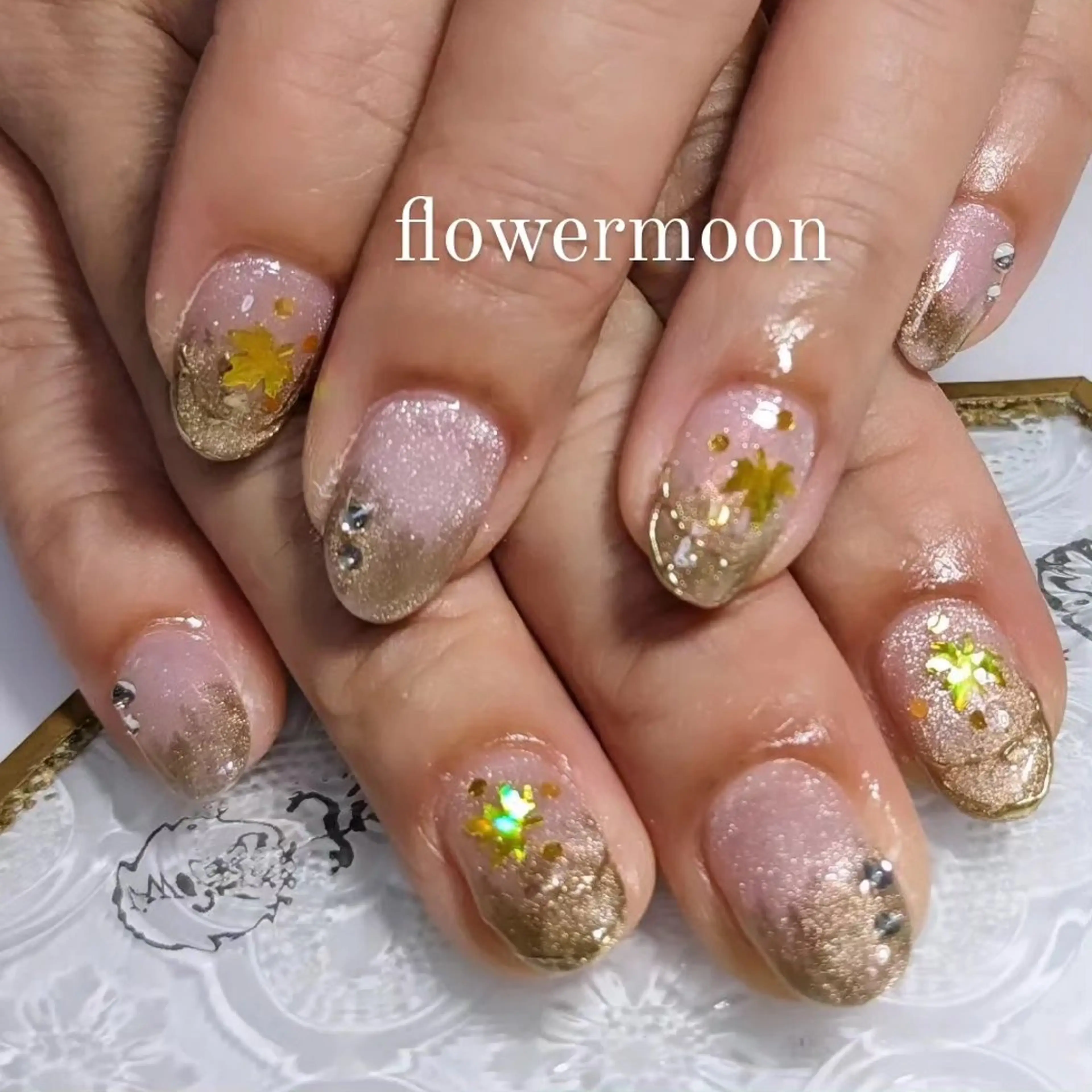ネイル グラデーション ホログラムネイル マグネットネイル フラワー ムーンのネイルデザイン