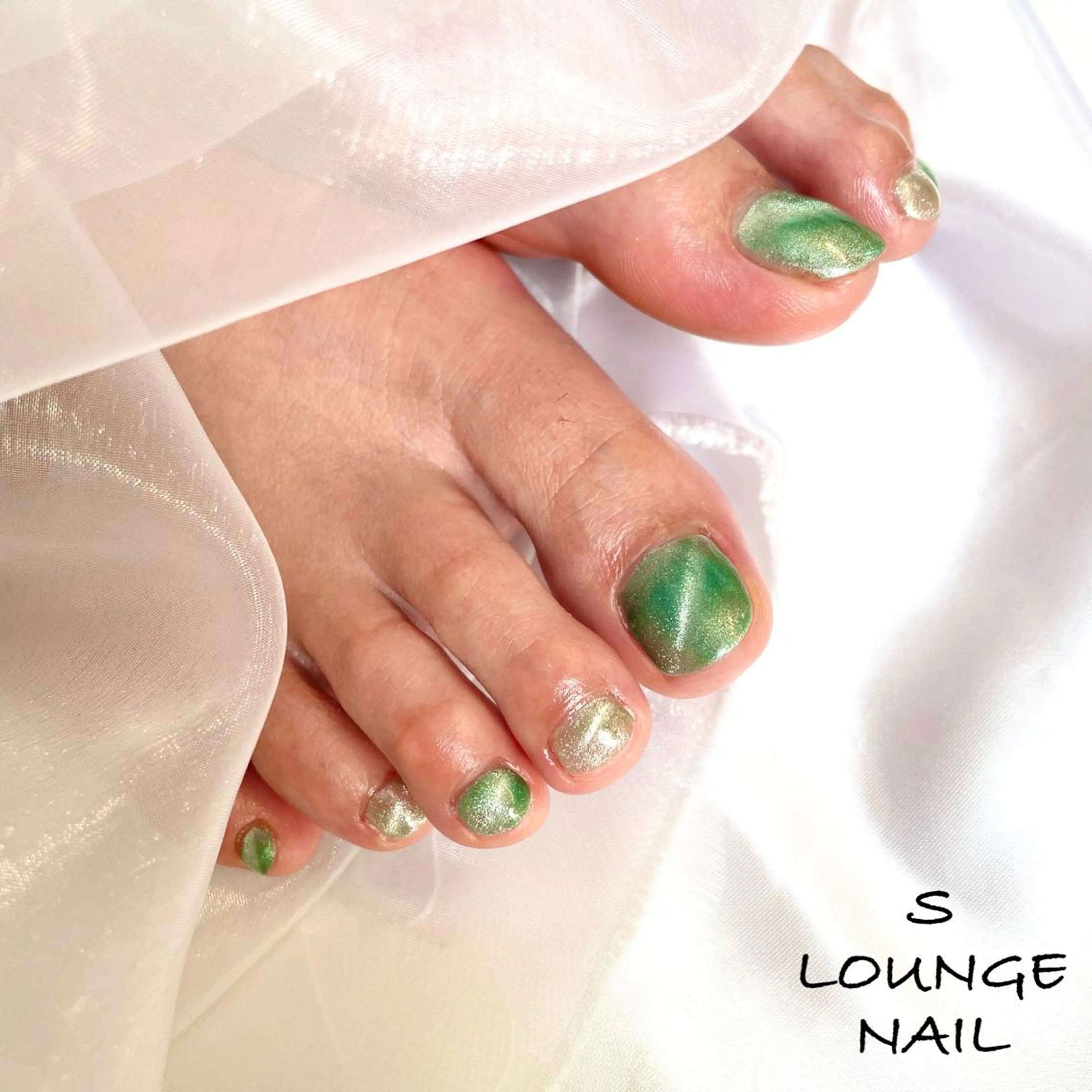 ネイル グリーン マグネットネイル ハンドネイル フットネイル S LOUNGE NAIL所属・パーツたくさん🍓 SUMIのネイルデザイン