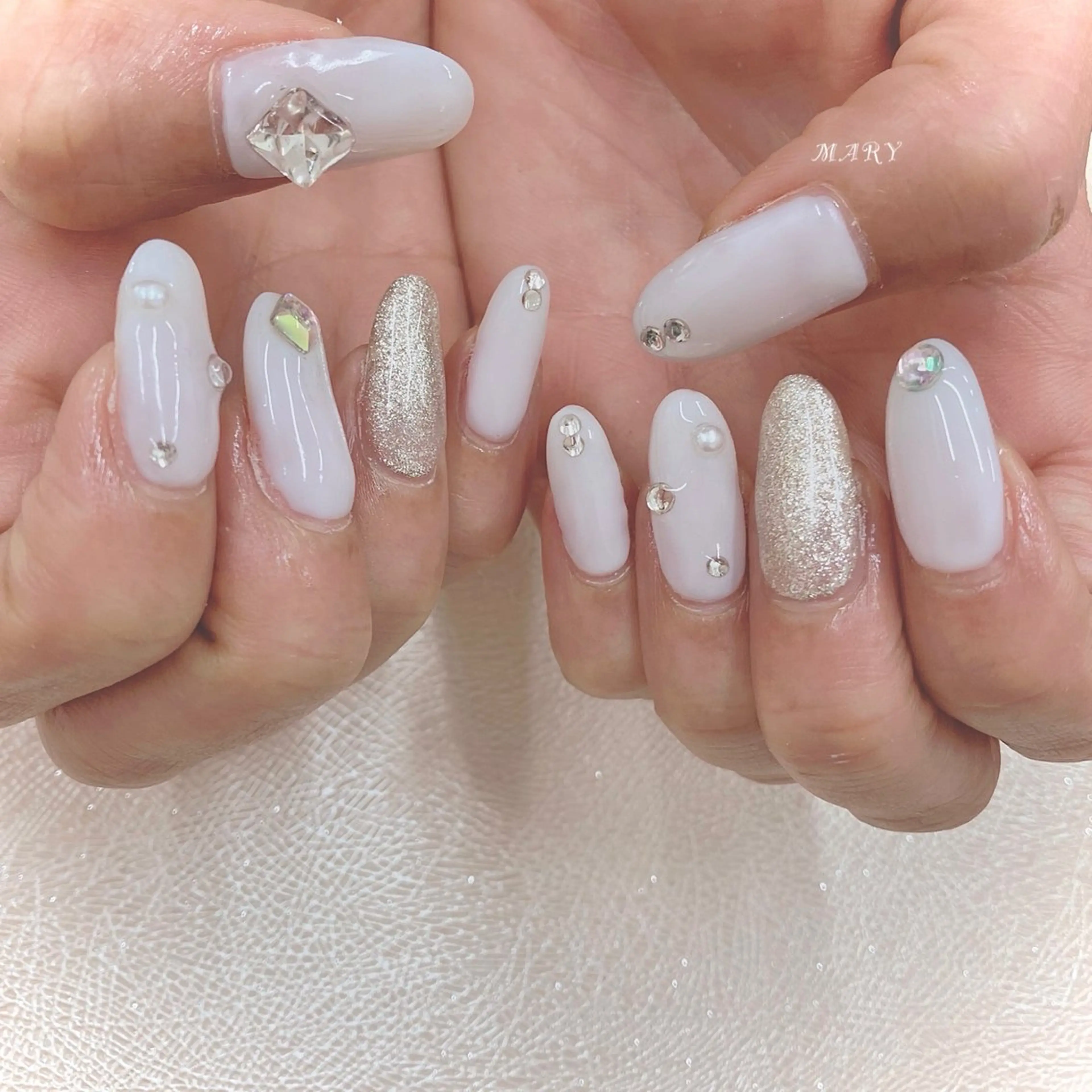 ネイル キラキラネイル ニュアンスネイル ワンカラーネイル ホワイト 冬ネイル ハンドネイル Mary nail所属・Mary nail .narumiのネイルデザイン