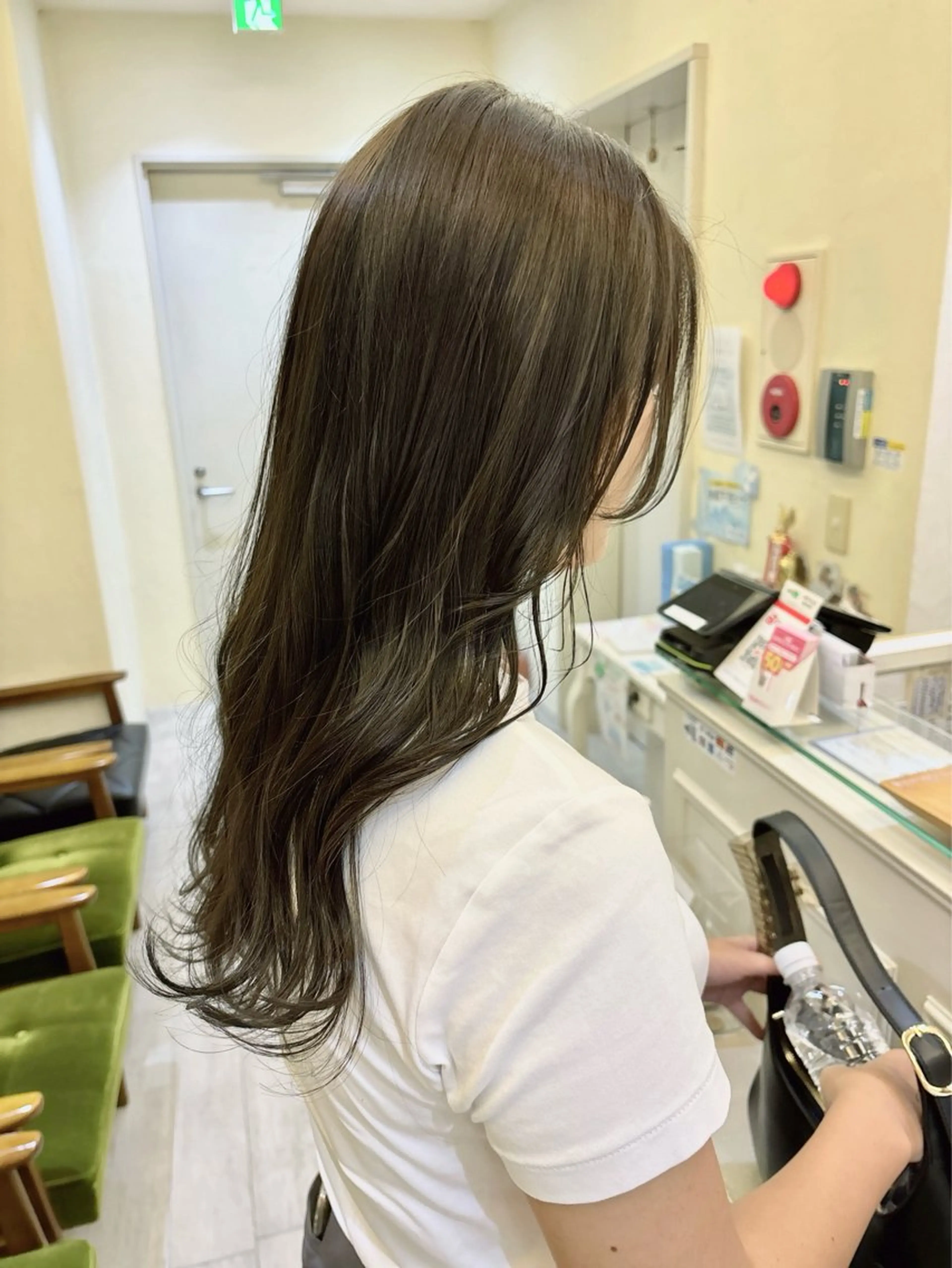 セミロング カラー アッシュ オリーブアッシュ カット ヘアカラー 大久保 愛のヘアスタイル