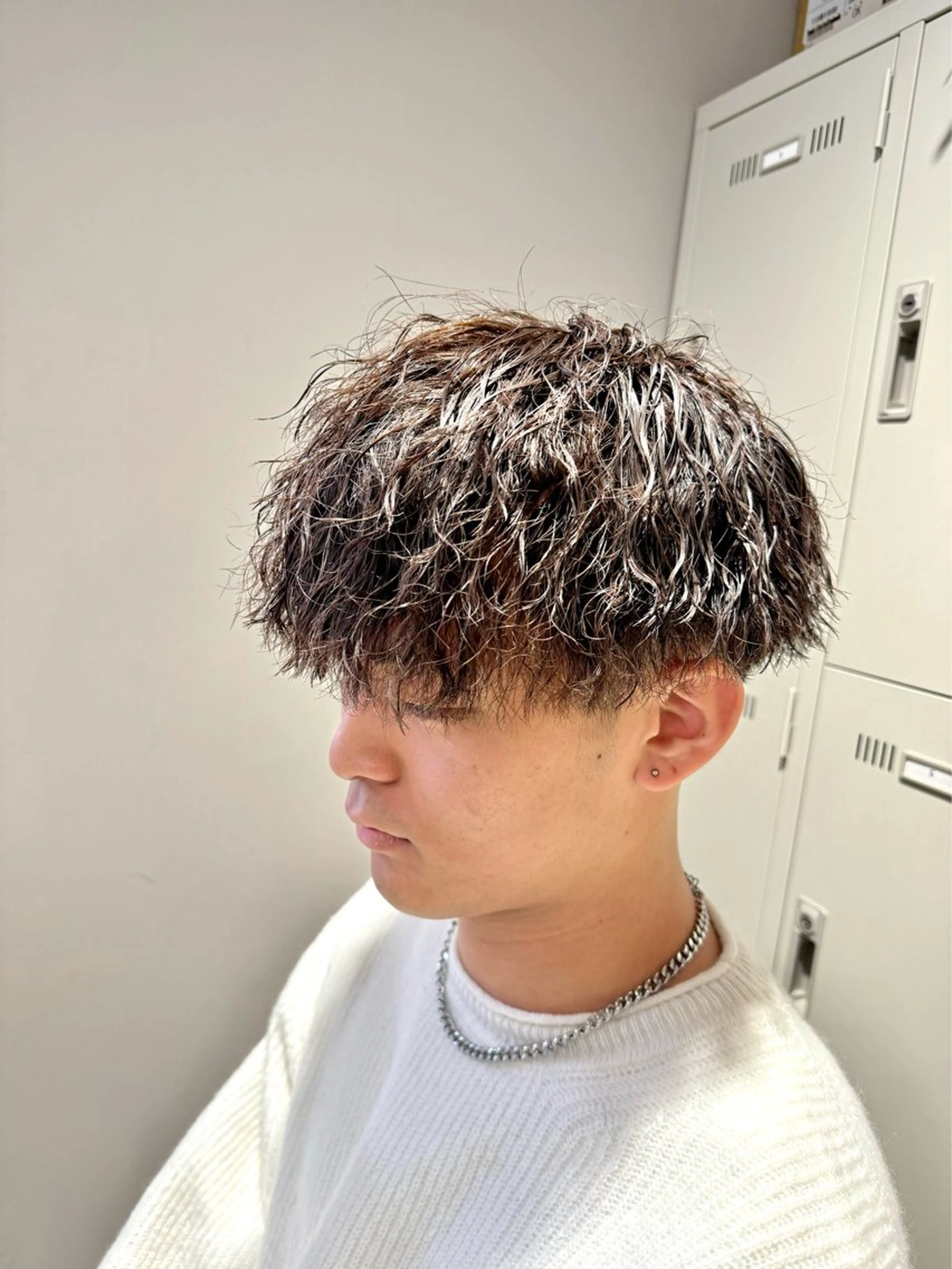 ミディアム パーマ ヘアアレンジ メンズ ミディアムパーマ メンズパーマ 顔まわりカット の達人のヘアスタイル