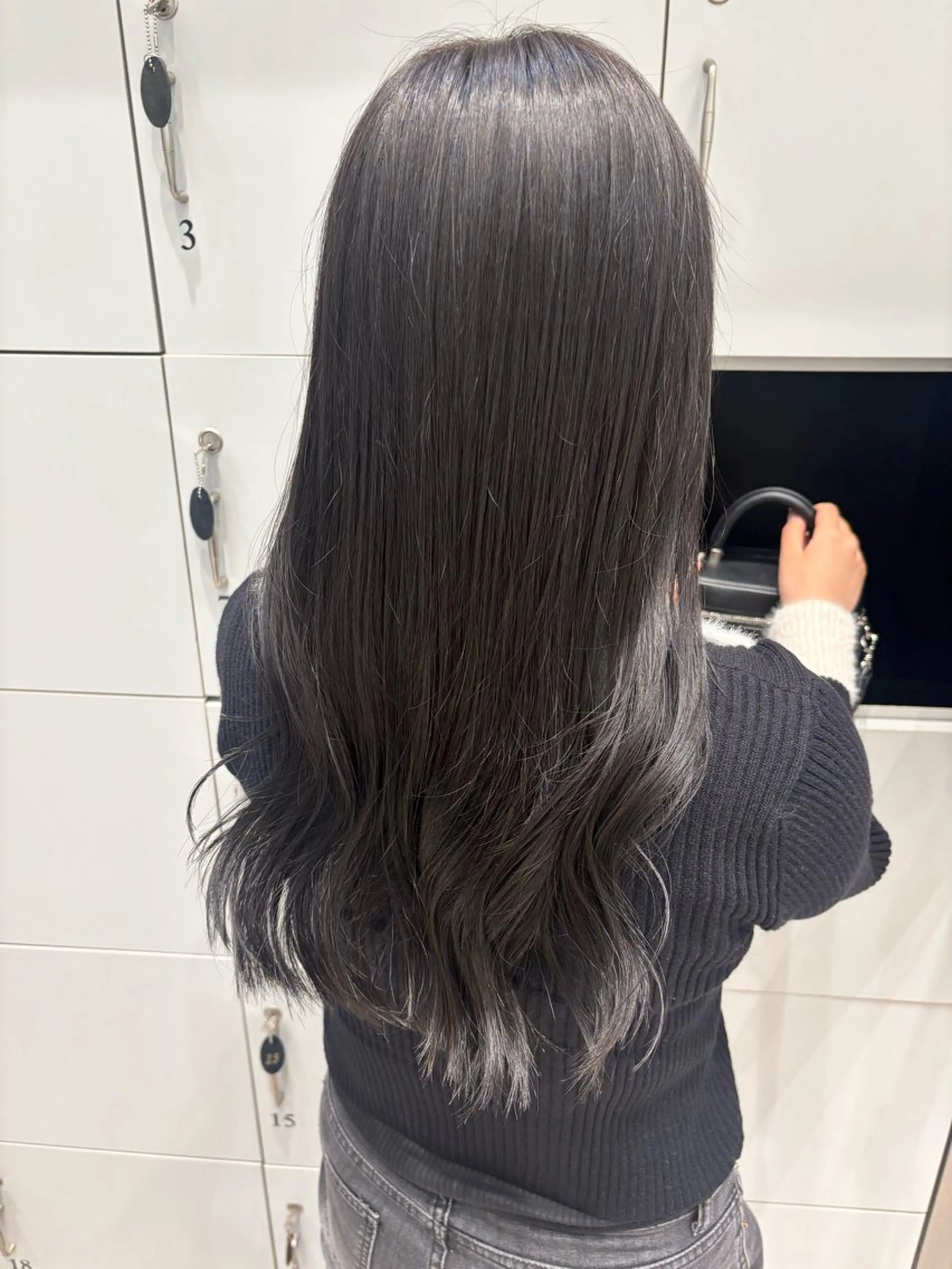 ロング カラー ブリーチ 透明感カラー グレージュ ブリーチなしカラー earth銀座 青山🩵のヘアスタイル