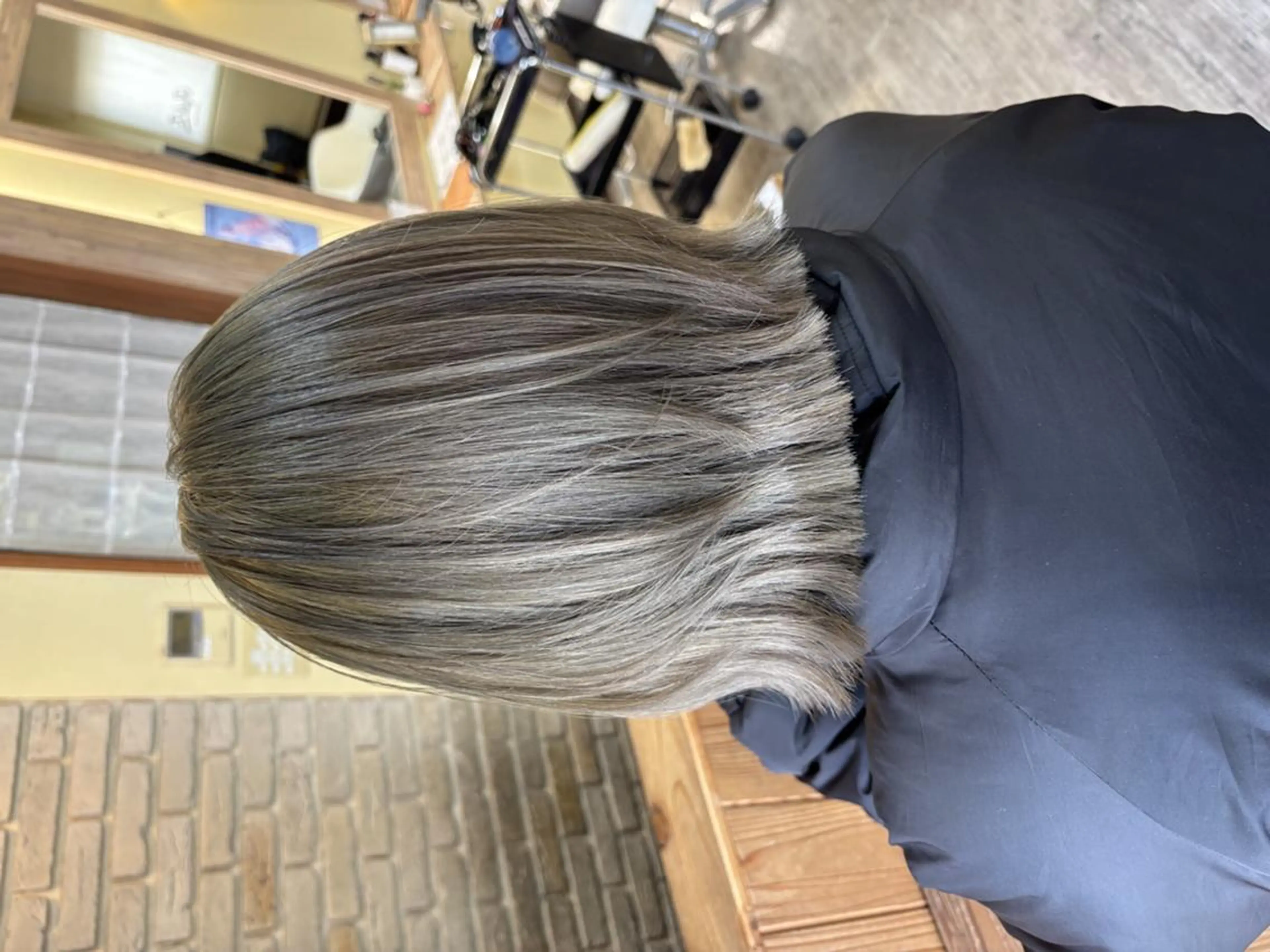 ミディアム カラー グレージュ オリーブグレージュ オリーブグレー ボブ ヘアカラー 鶴島 凜のヘアスタイル