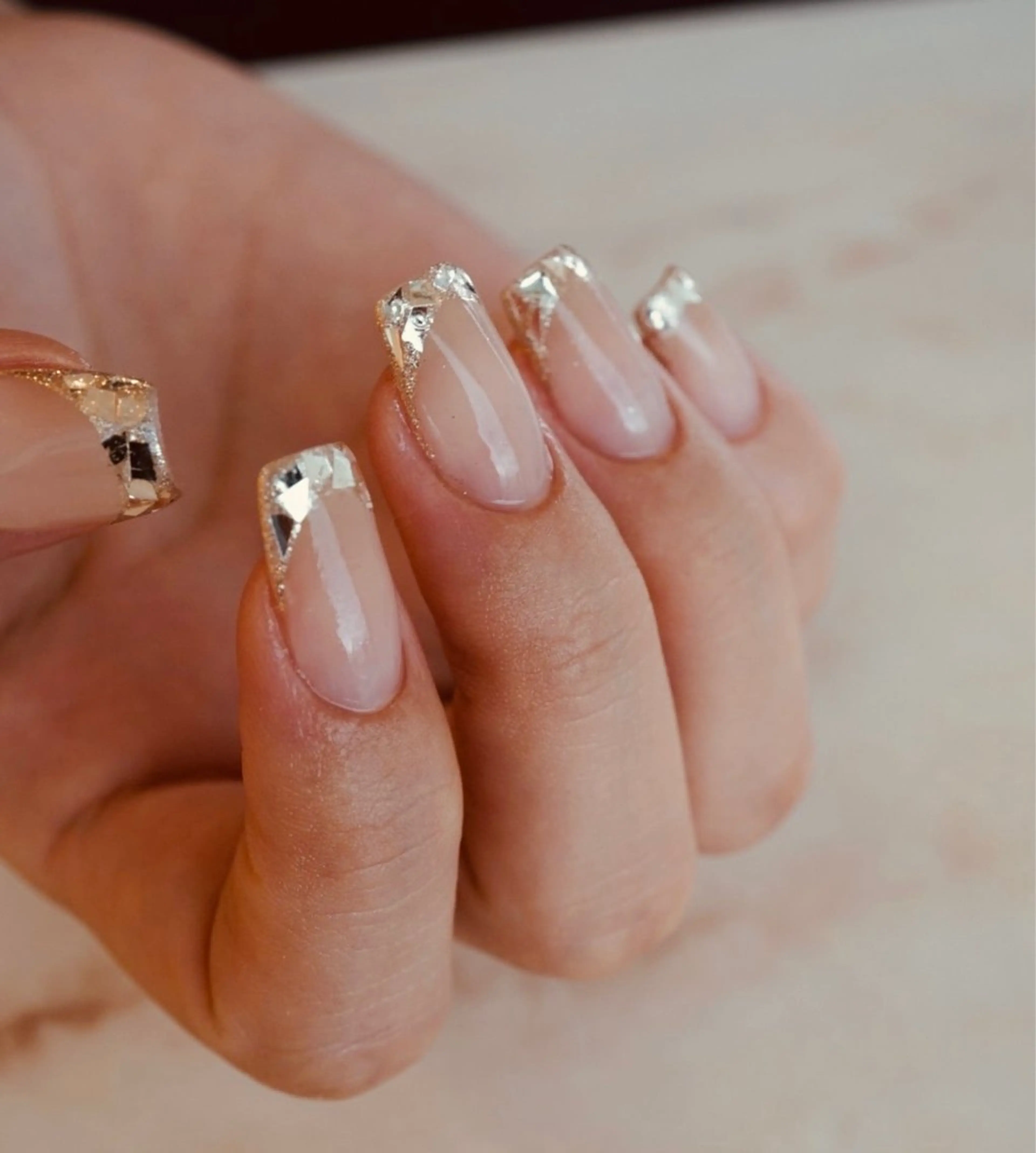 ネイル フレンチネイル ガラスフレンチ キラキラネイル ハンドネイル 𝐴𝑁𝑈𝐸 トラブル爪育成専門のネイルデザイン