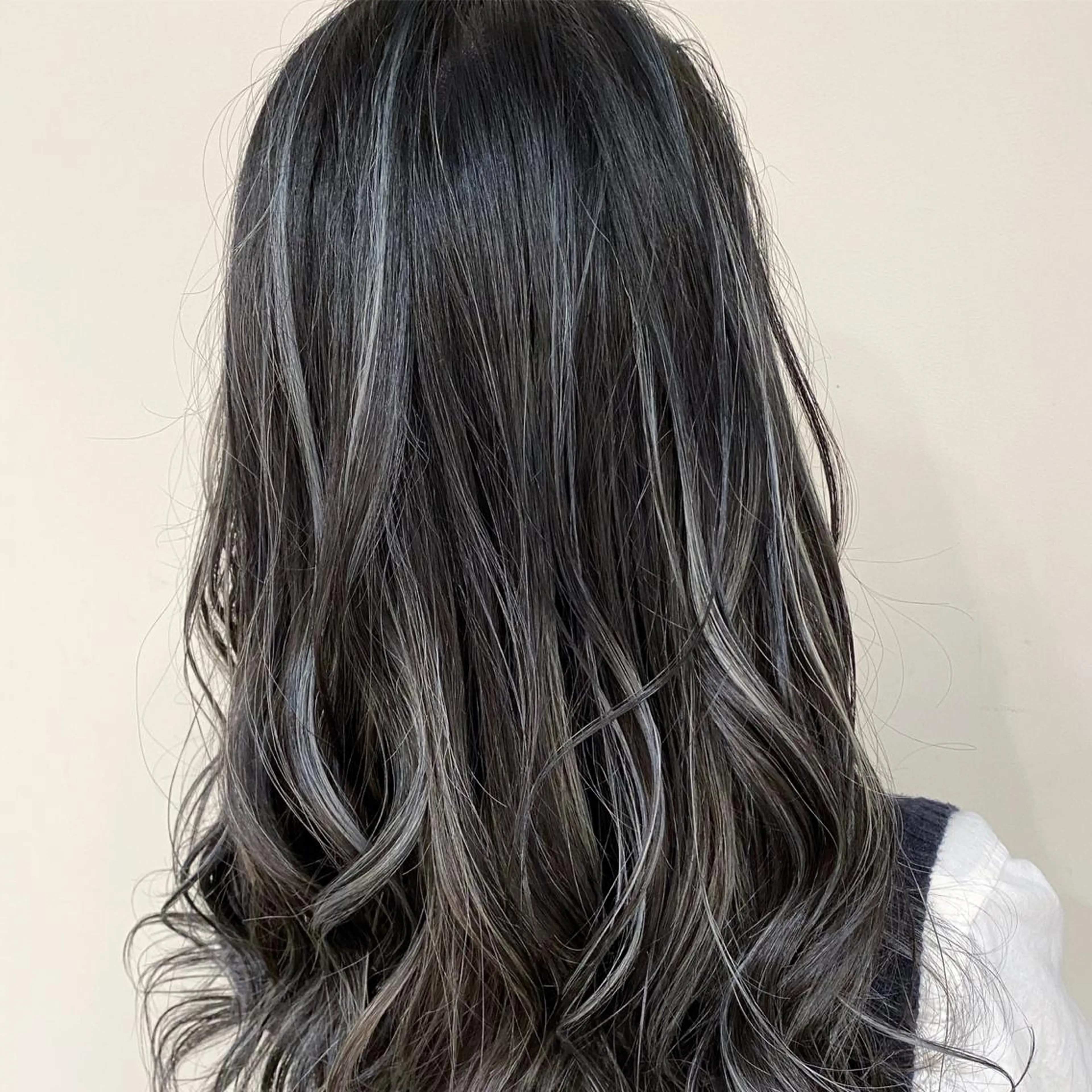 セミロング カラー アッシュ アッシュグレー アッシュグレージュ バレイヤージュ ベージュカラー AMI Hair  supply所属・髪質改善カラー 韓国風レイヤーのヘアスタイル