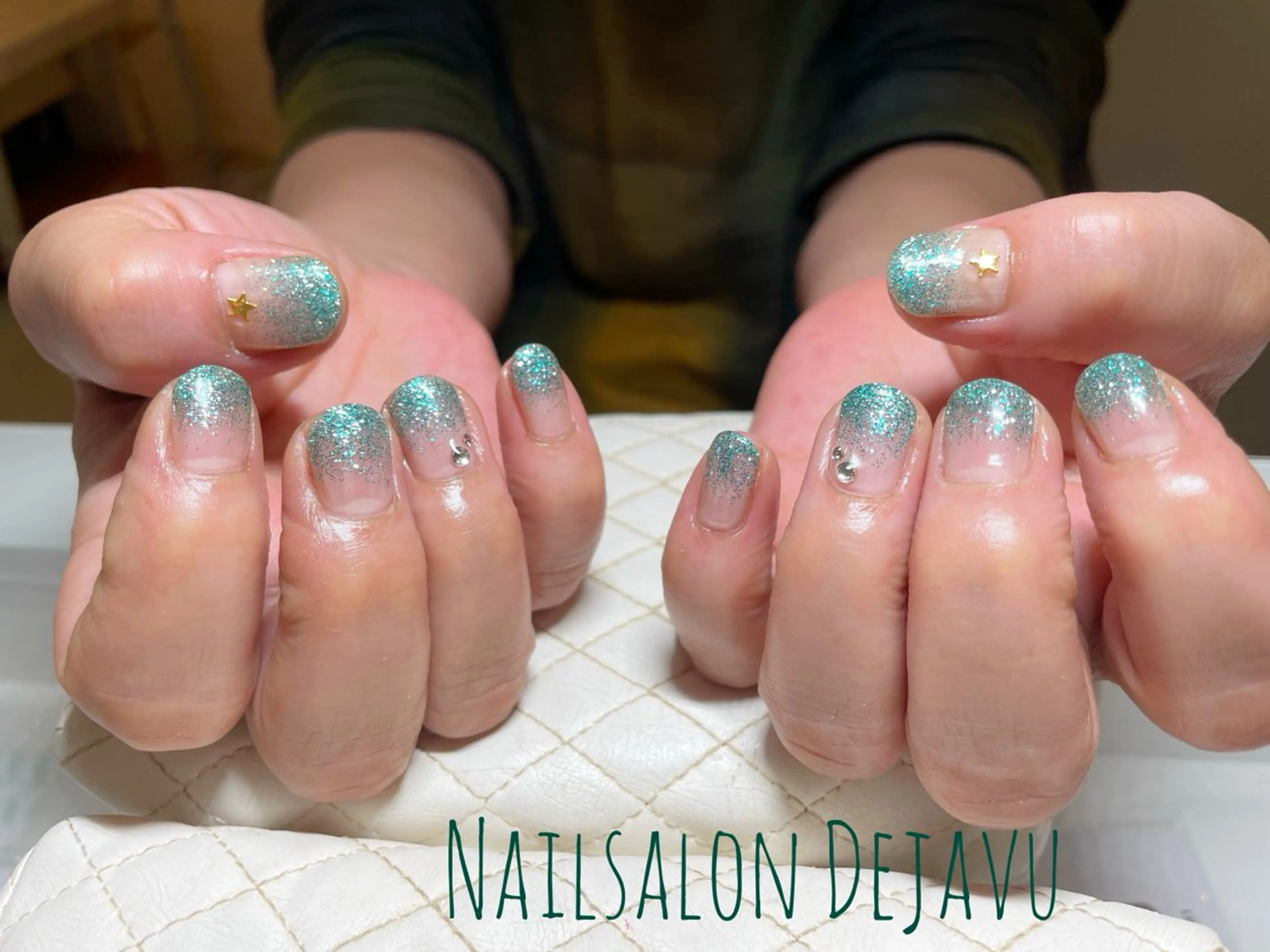 ネイル グラデーション ラメ(グリッター) ラメグラデーション ストーンネイル ハンドネイル Dejavu所属・Nail salon Dejavu 🌿のネイルデザイン