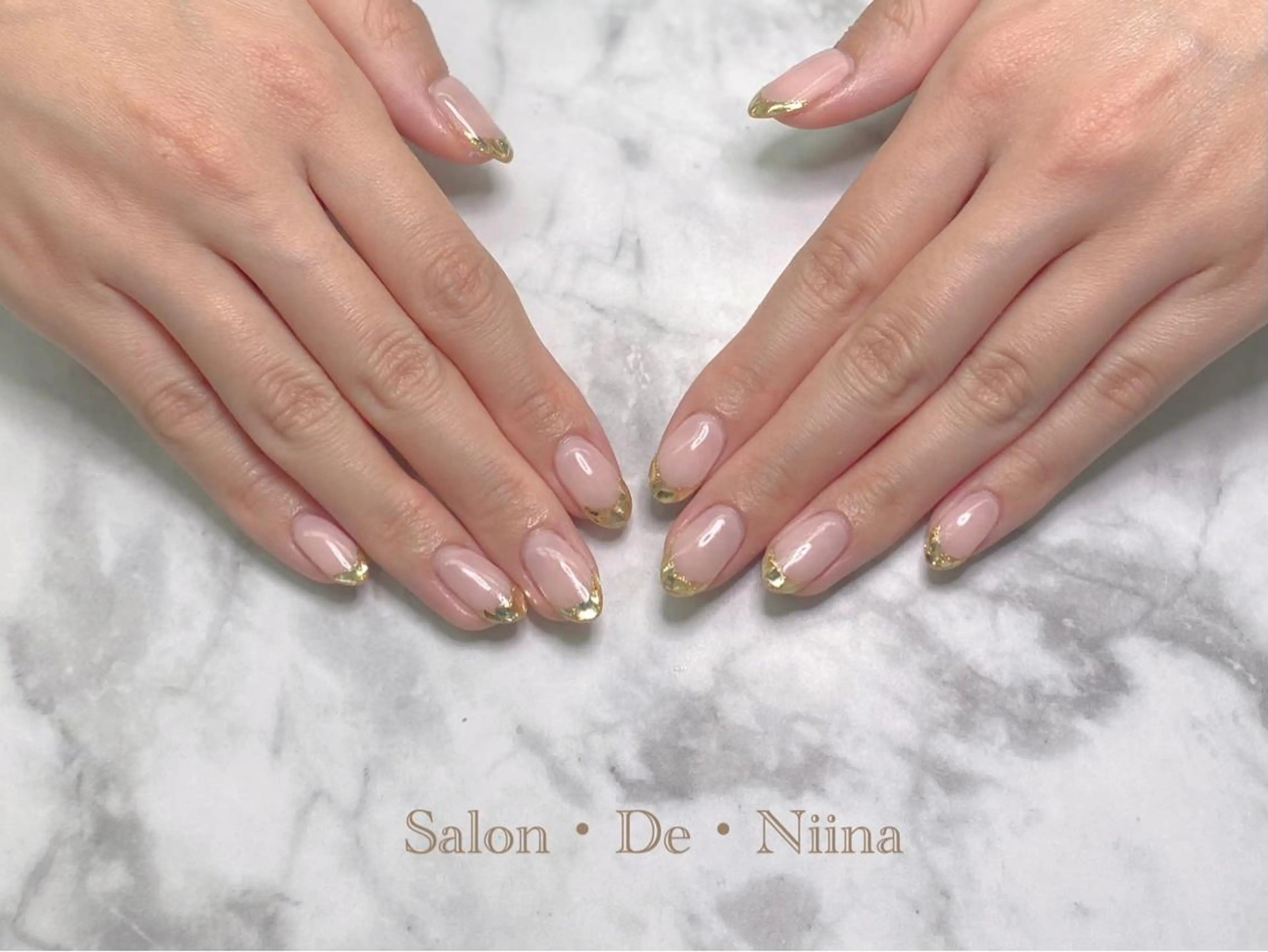 ネイル フレンチネイル ガラスフレンチ ゴールド Salon•de•Niina所属・ボディビルダーSal on.DeNiinaのネイルデザイン