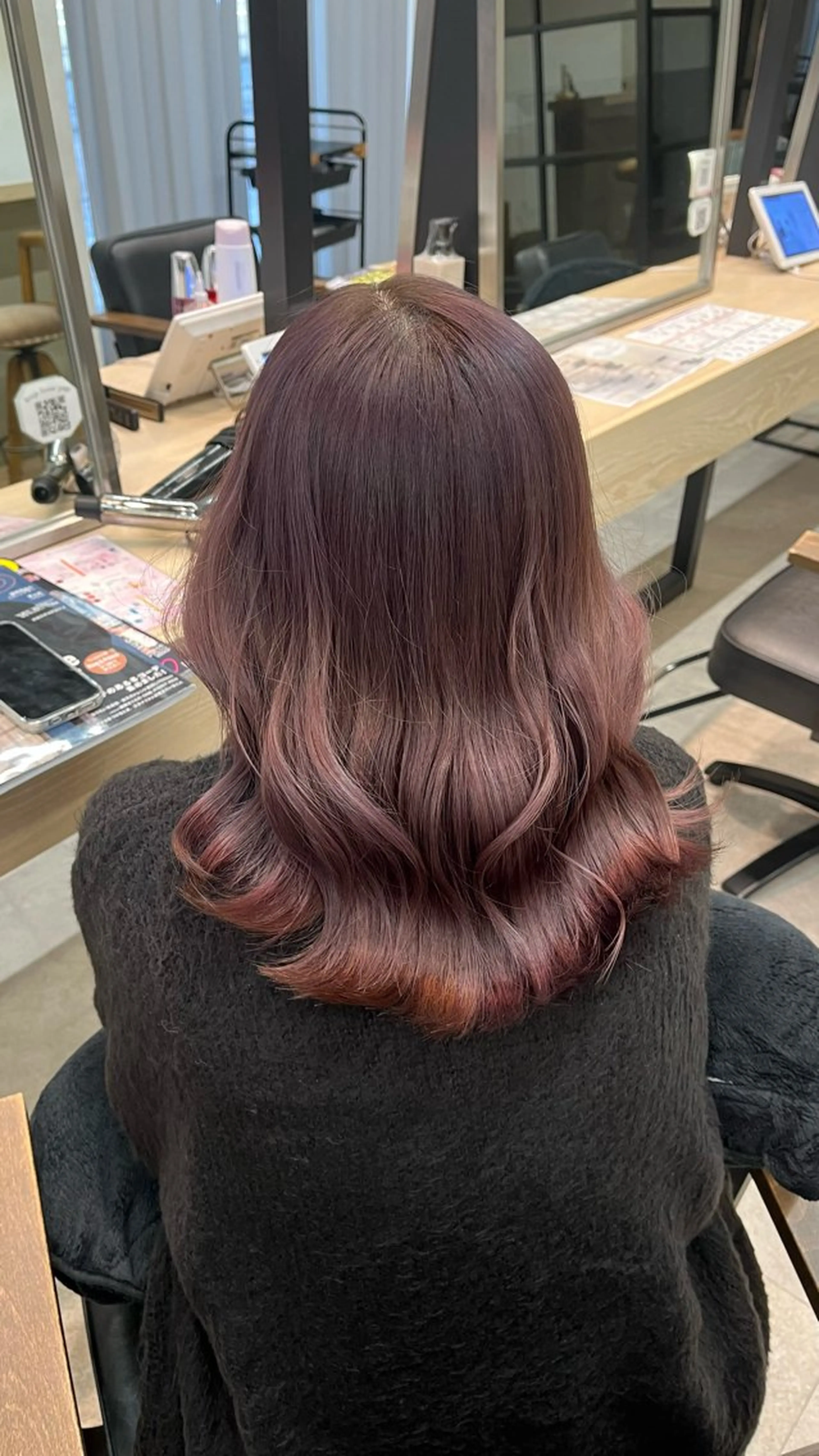 ミディアム カラー ブリーチ レッドカラー 𝑴𝑰𝑨🎀赤髪 /ピンク/髪質改善のヘアスタイル