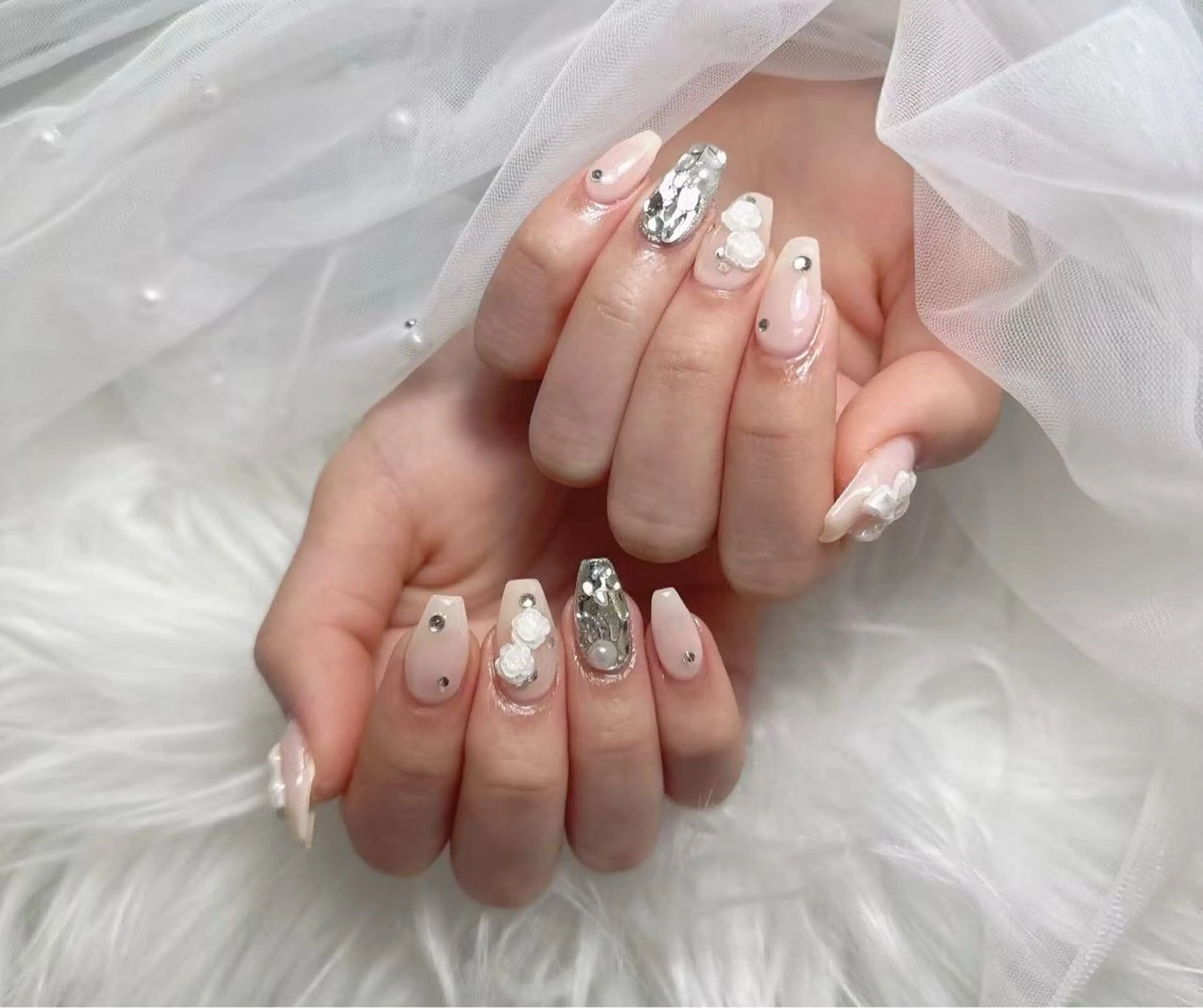 ミディアム 🌈 Laule'aのネイルデザイン