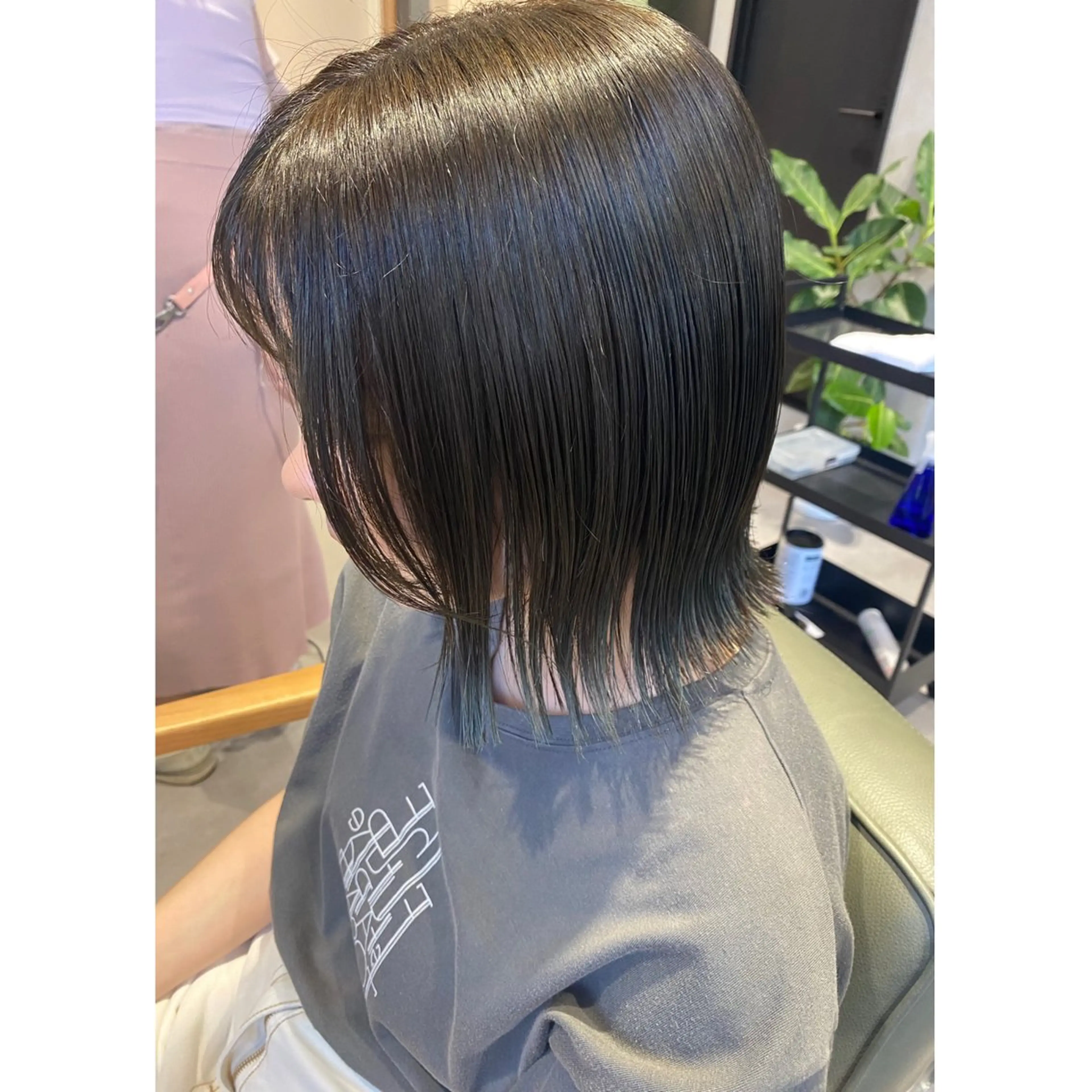 ミディアム カラー ヘアアレンジ 切りっぱなしボブ オリーブカラー ボブ 小國 綾かのヘアスタイル