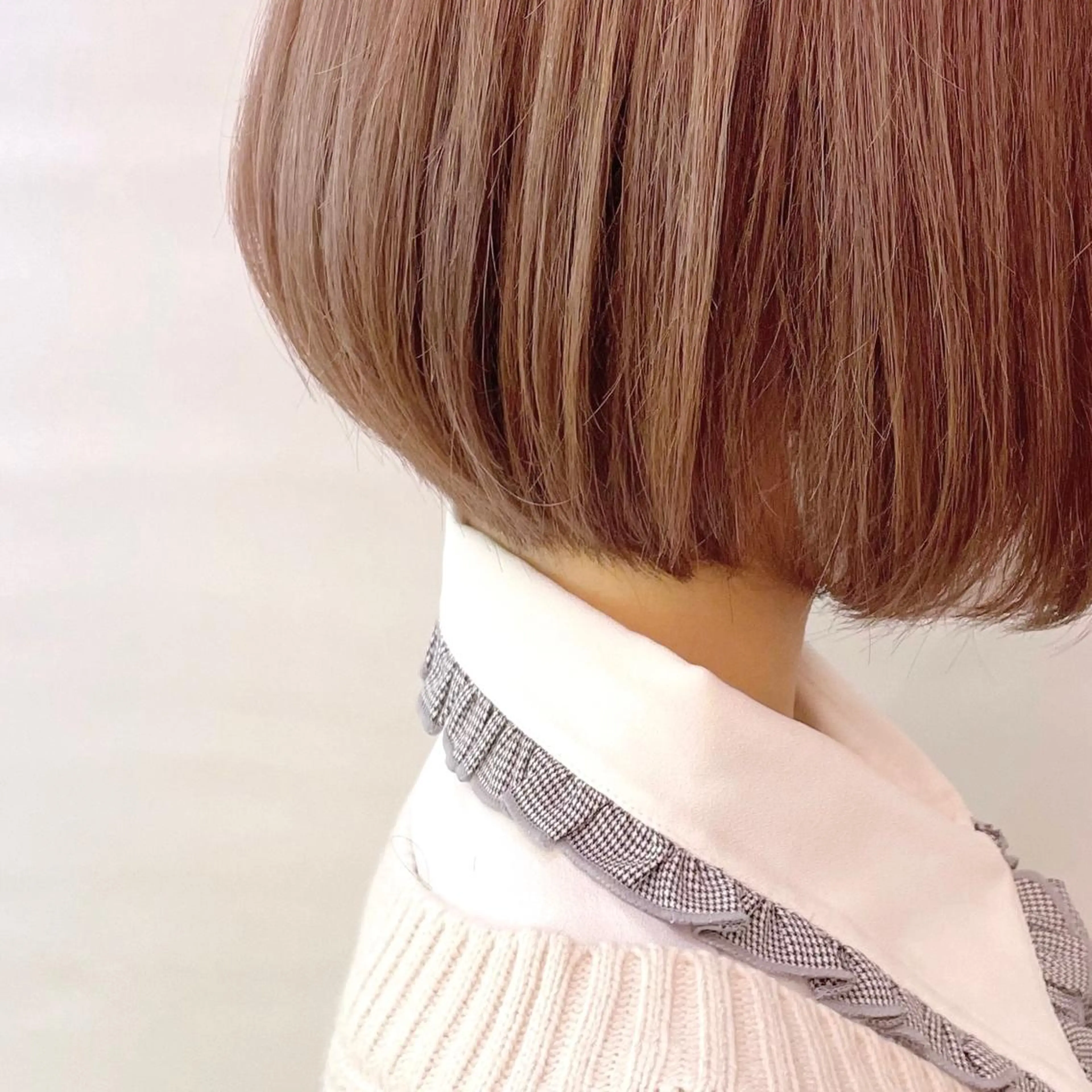 ショート カラー 前下がりボブ ベージュカラー ピンクカラー ピンクベージュ ボブ 齋藤 咲のヘアスタイル