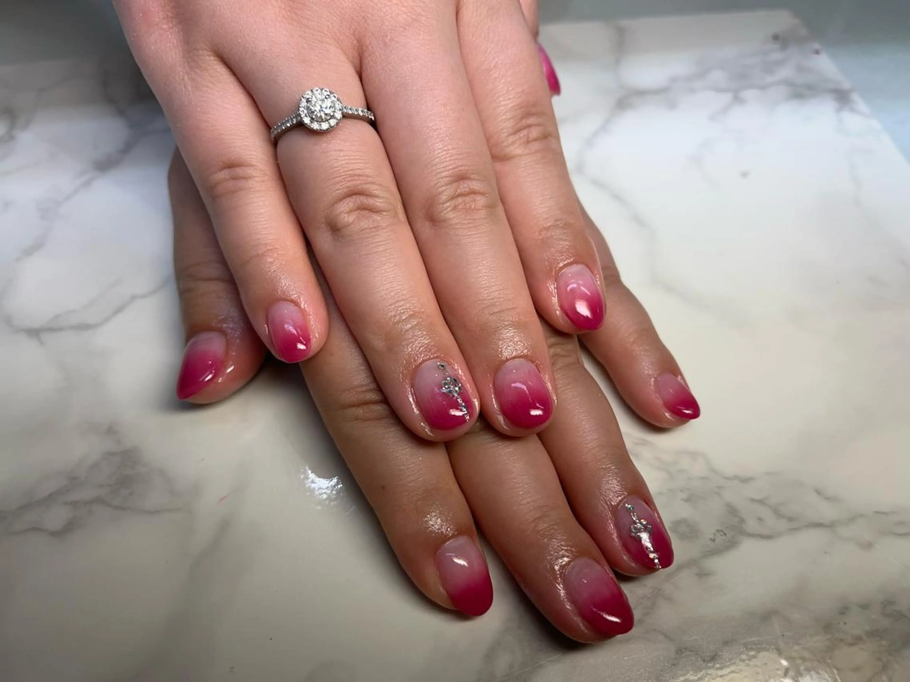 ネイル アートネイル グラデーション ピンク ストーンネイル Ribbon佐野店 小泉のネイルデザイン