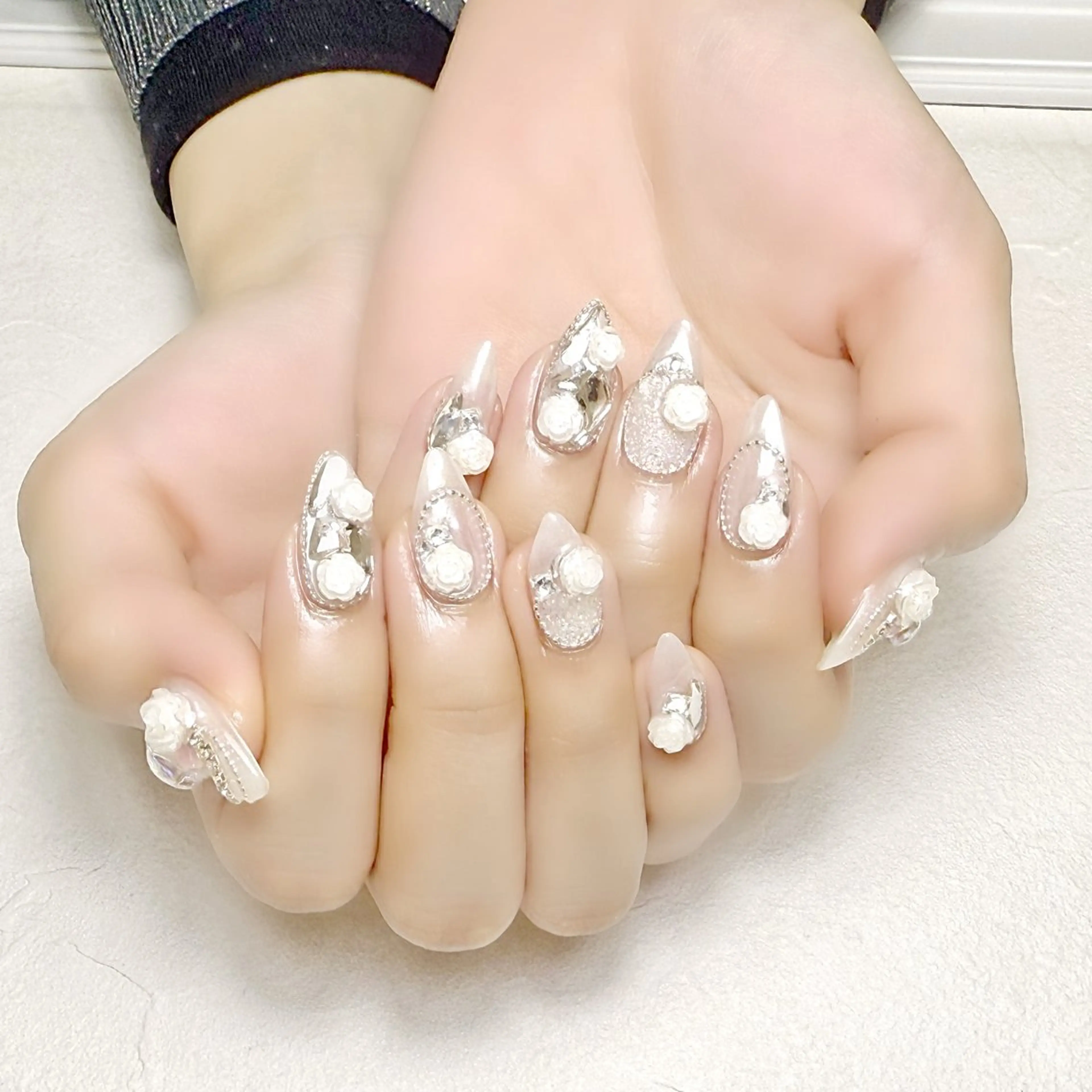 ネイル アートネイル オーロラネイル ストーンネイル ワンホンネイル ホワイト rouse nail RISATOのネイルデザイン