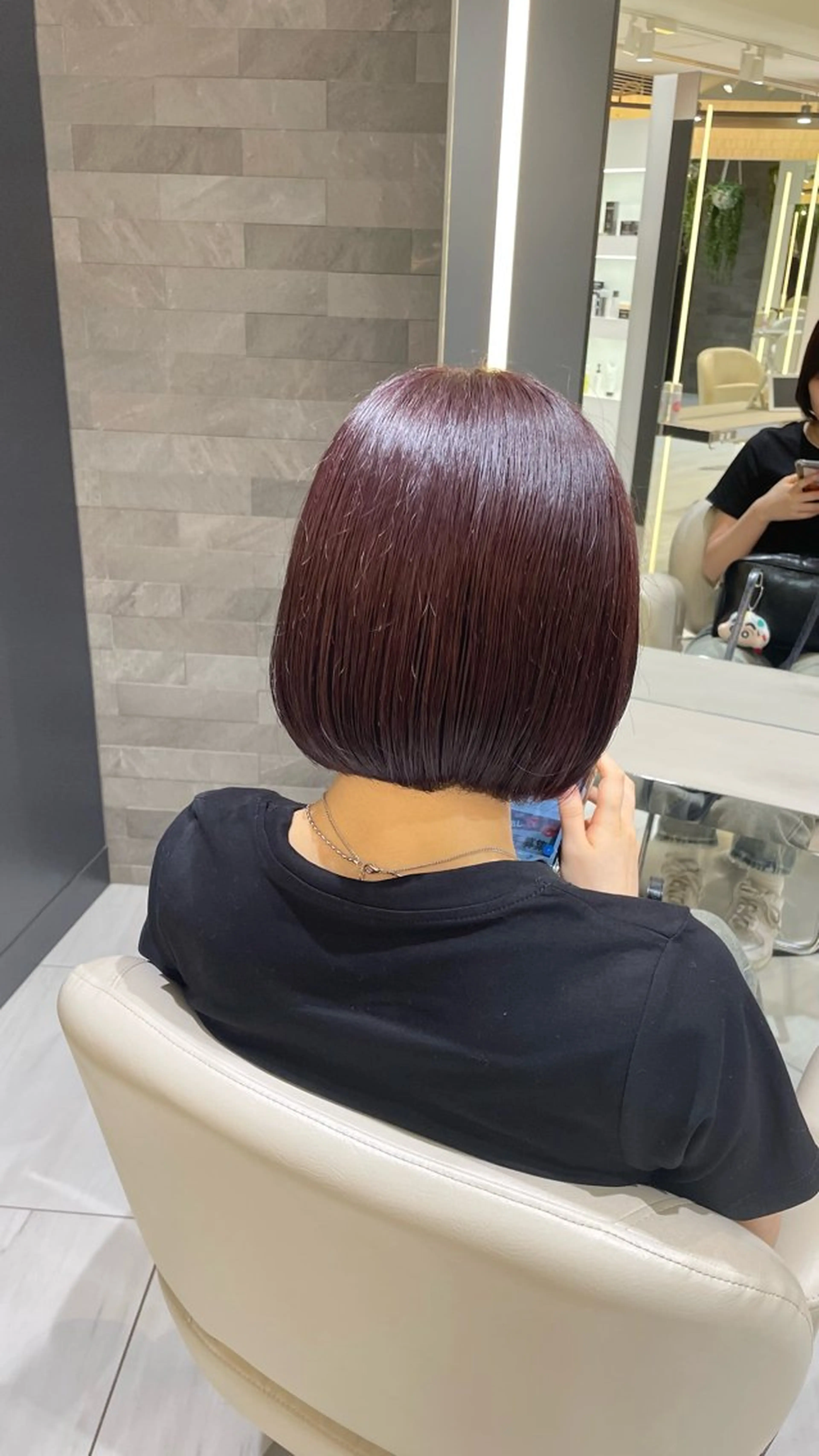 ミディアム カラー ブリーチ 透明感カラー ブリーチなしカラー パープルカラー 小磯 維織のヘアスタイル