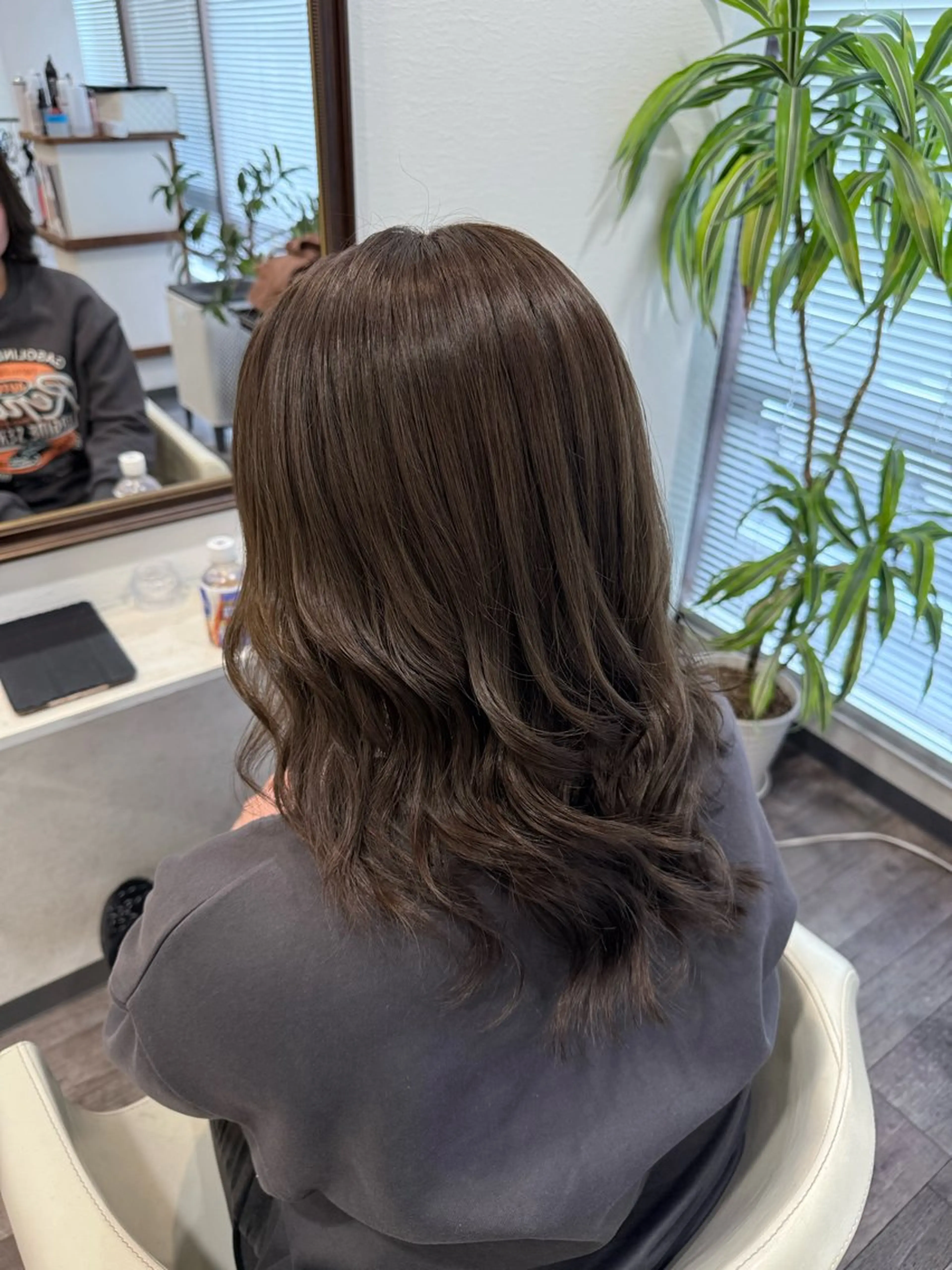 セミロング カラー ベージュカラー ブリーチ 透明感カラー ブリーチなしカラー オリーブベージュ 櫟本 来夢のヘアスタイル