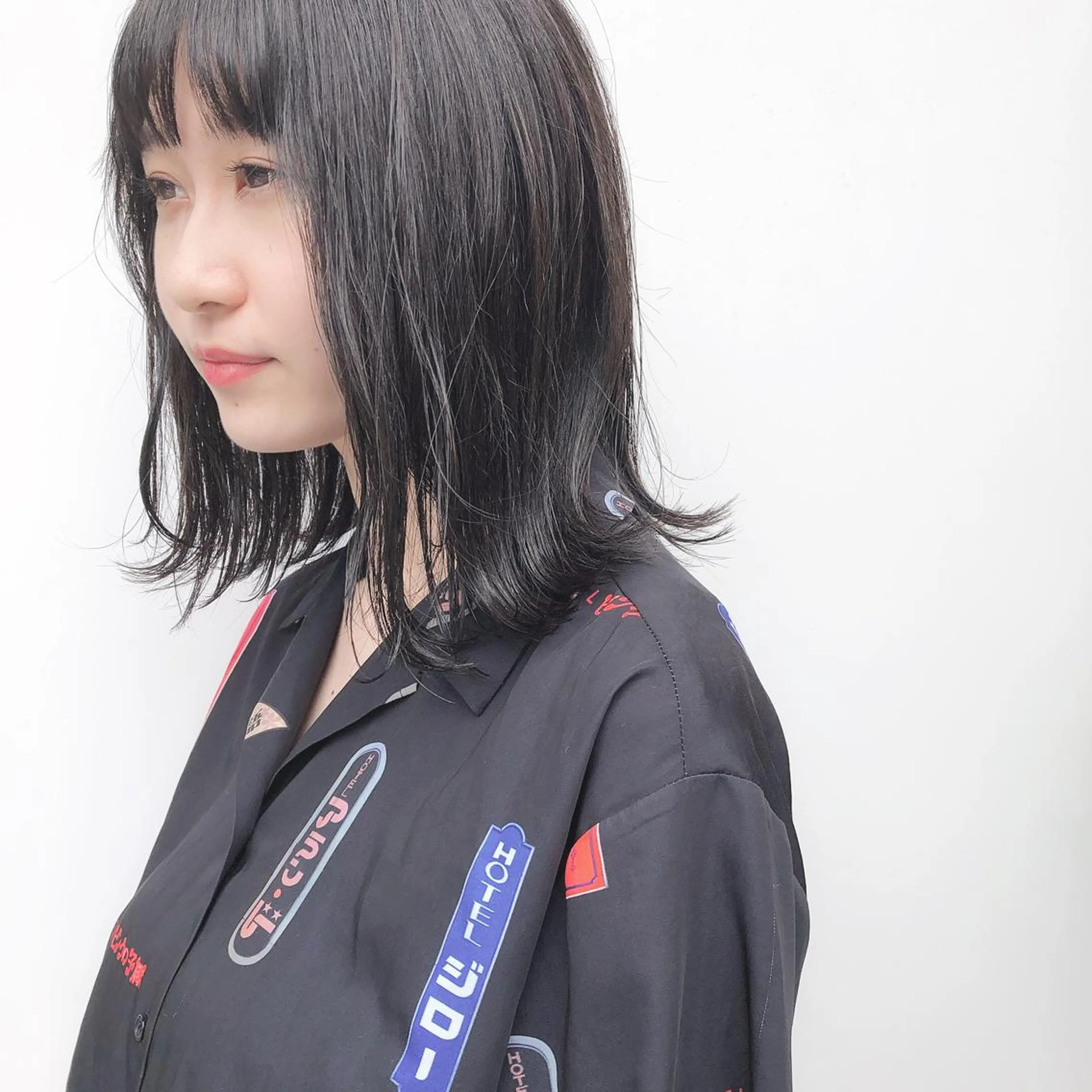 ミディアム カラー 古屋 花織のヘアスタイル