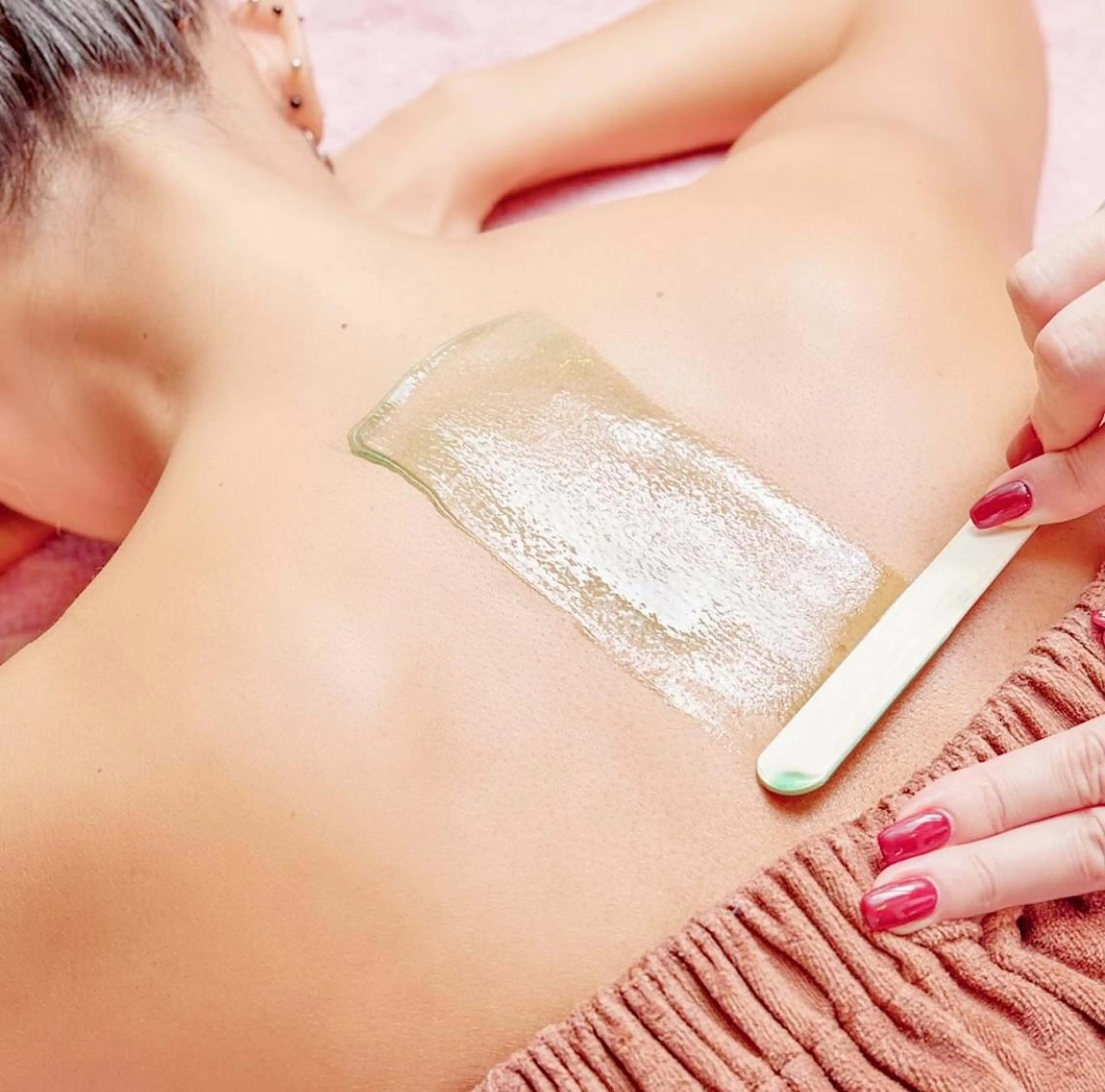 【背中上＋えりあしのワックス脱毛】背中の毛穴も消える！！の写真