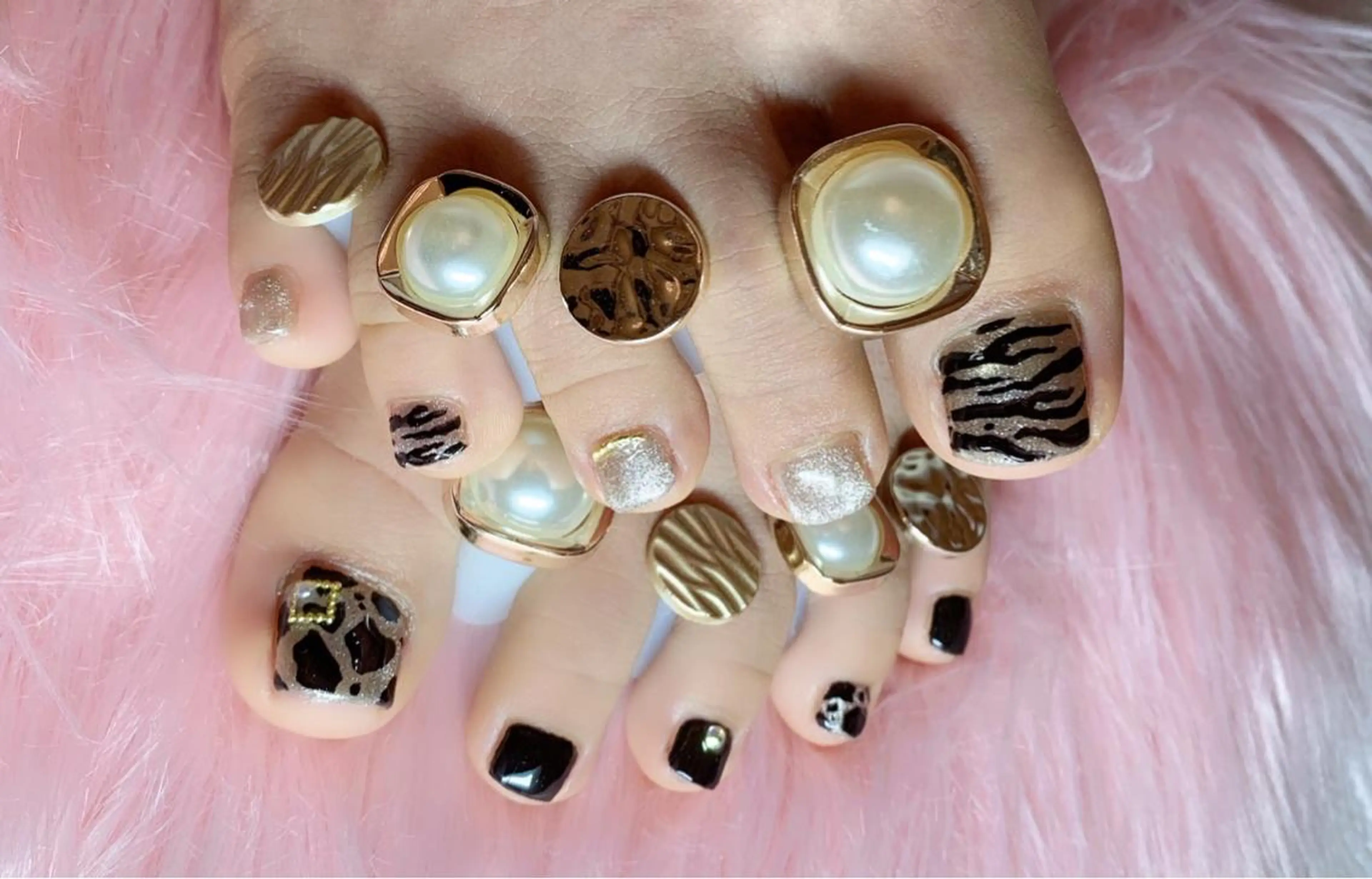 ネイル アニマル柄 アートネイル フットネイル ニュアンスネイル 春ネイル x.1.0.nail ♡Cのネイルデザイン