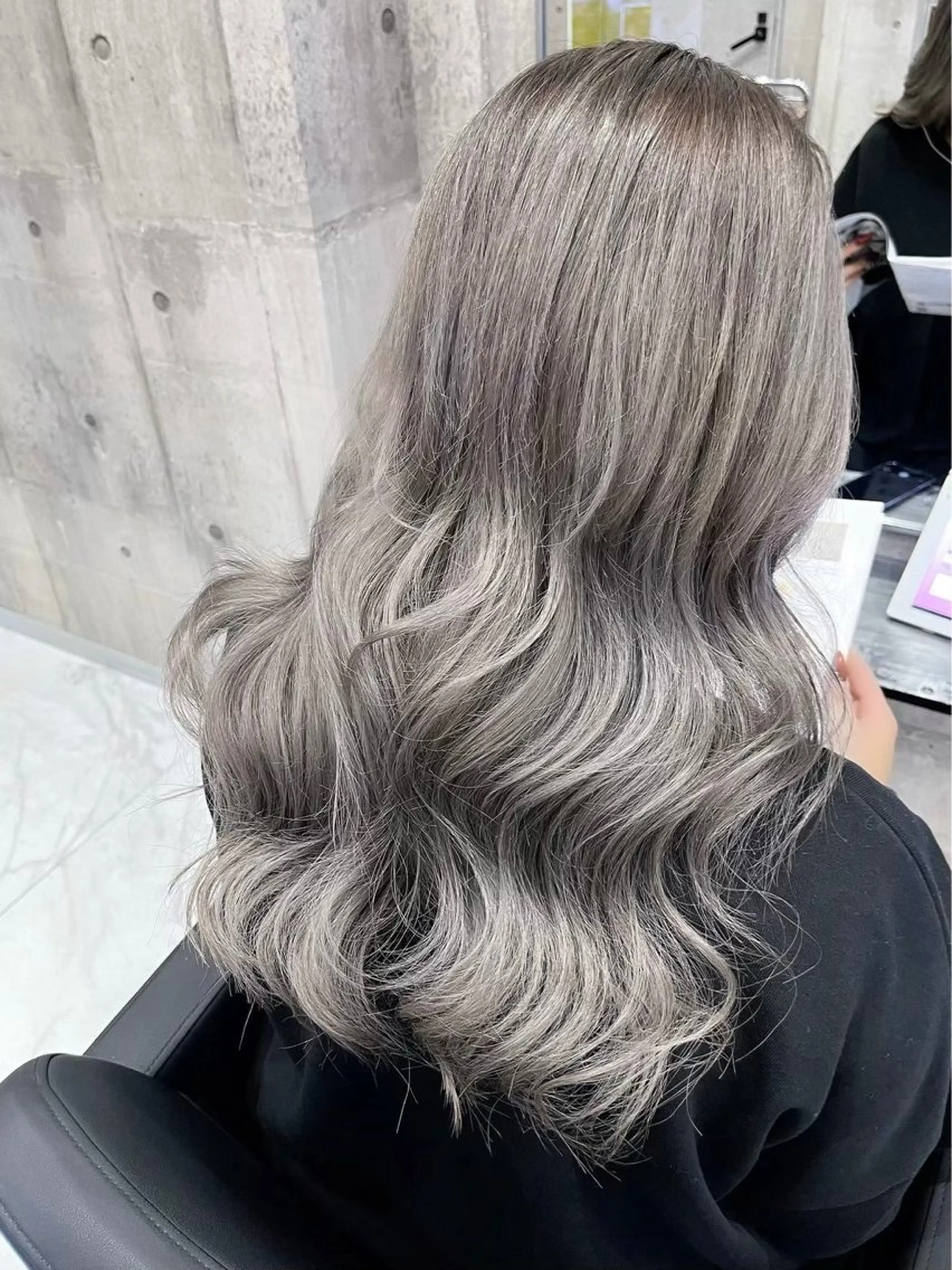 ロング カラー ブリーチ シルバー 暖色カラー🩷 ハイトーン🦋/紗矢のヘアスタイル