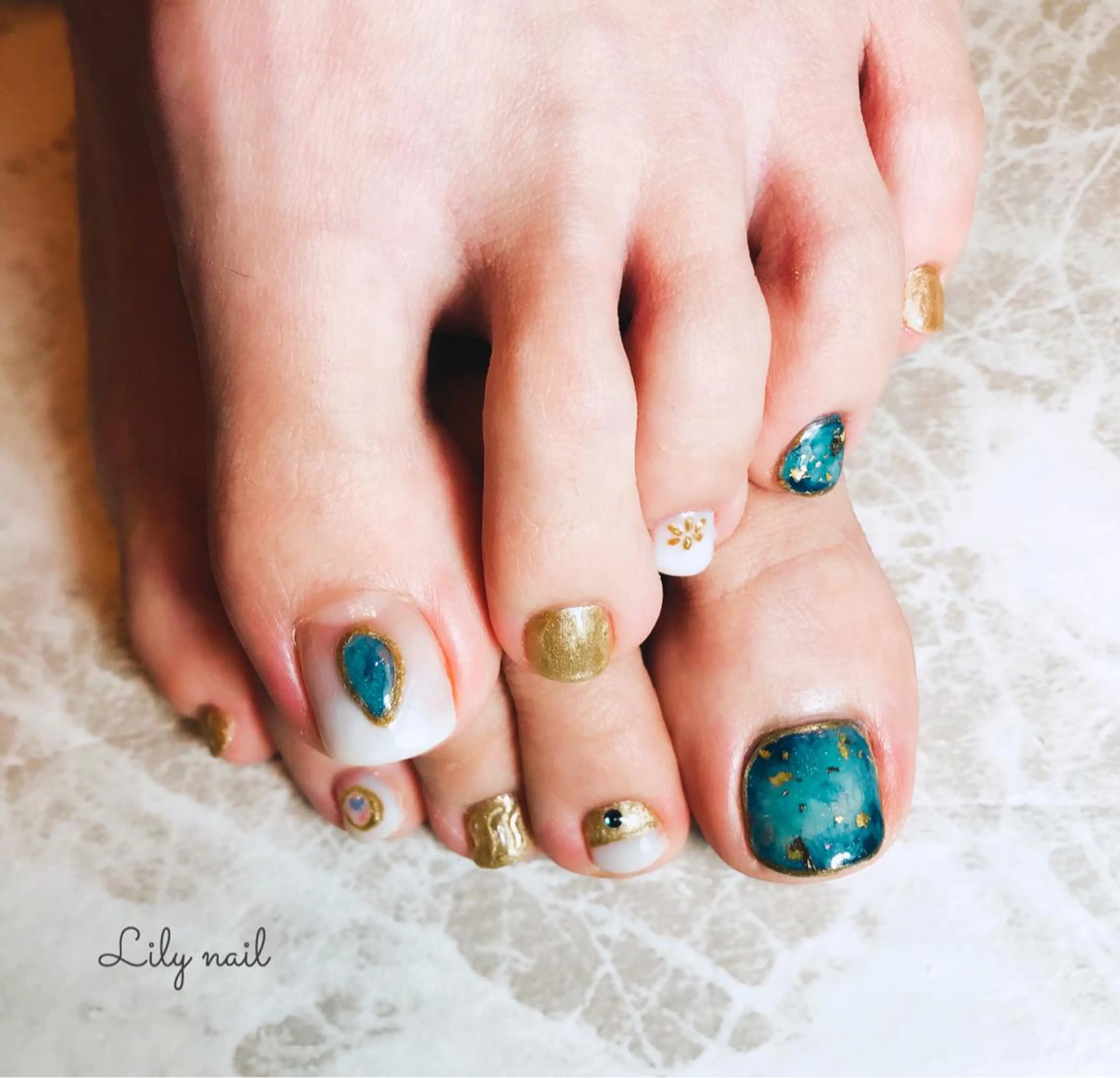 ネイル べっ甲ネイル ブルー ボルドー グラデーション ニュアンスネイル tink 横浜店所属・Tink 横浜のネイルデザイン