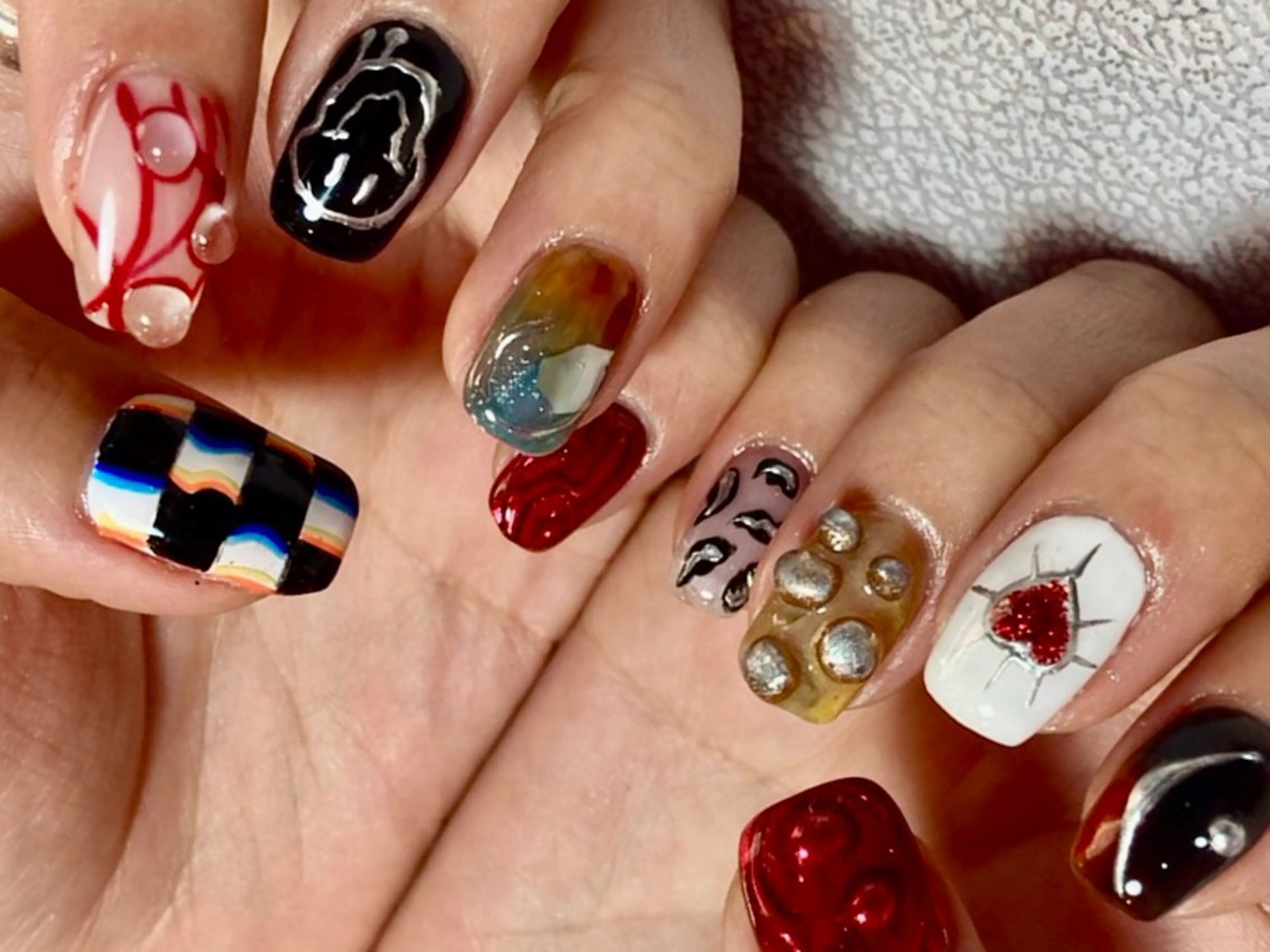ネイル NAIL ✴︎キラキラオメメのネイルデザイン