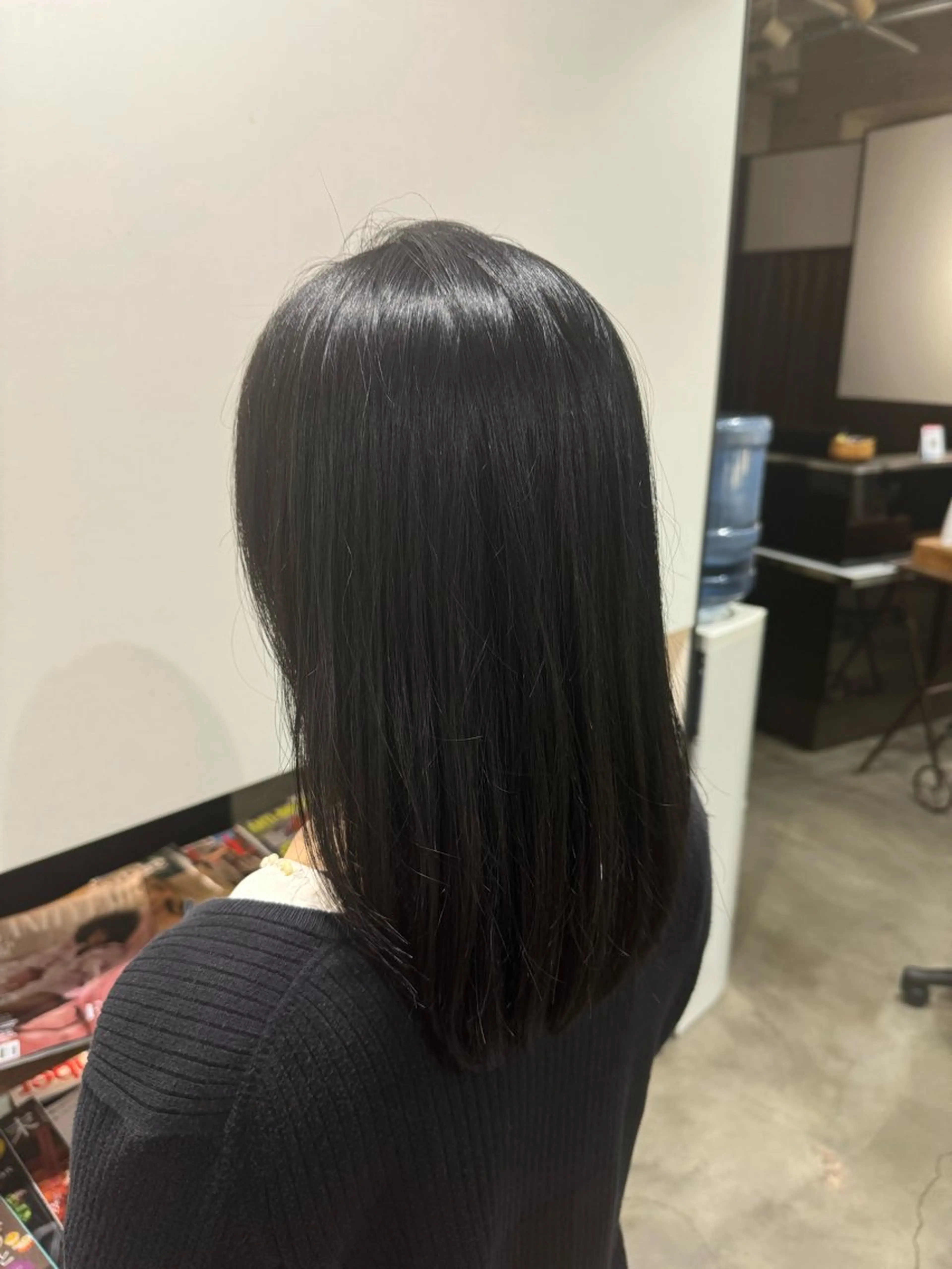 セミロング タツキ／レイヤー／ パーマ／艶カラーのヘアスタイル