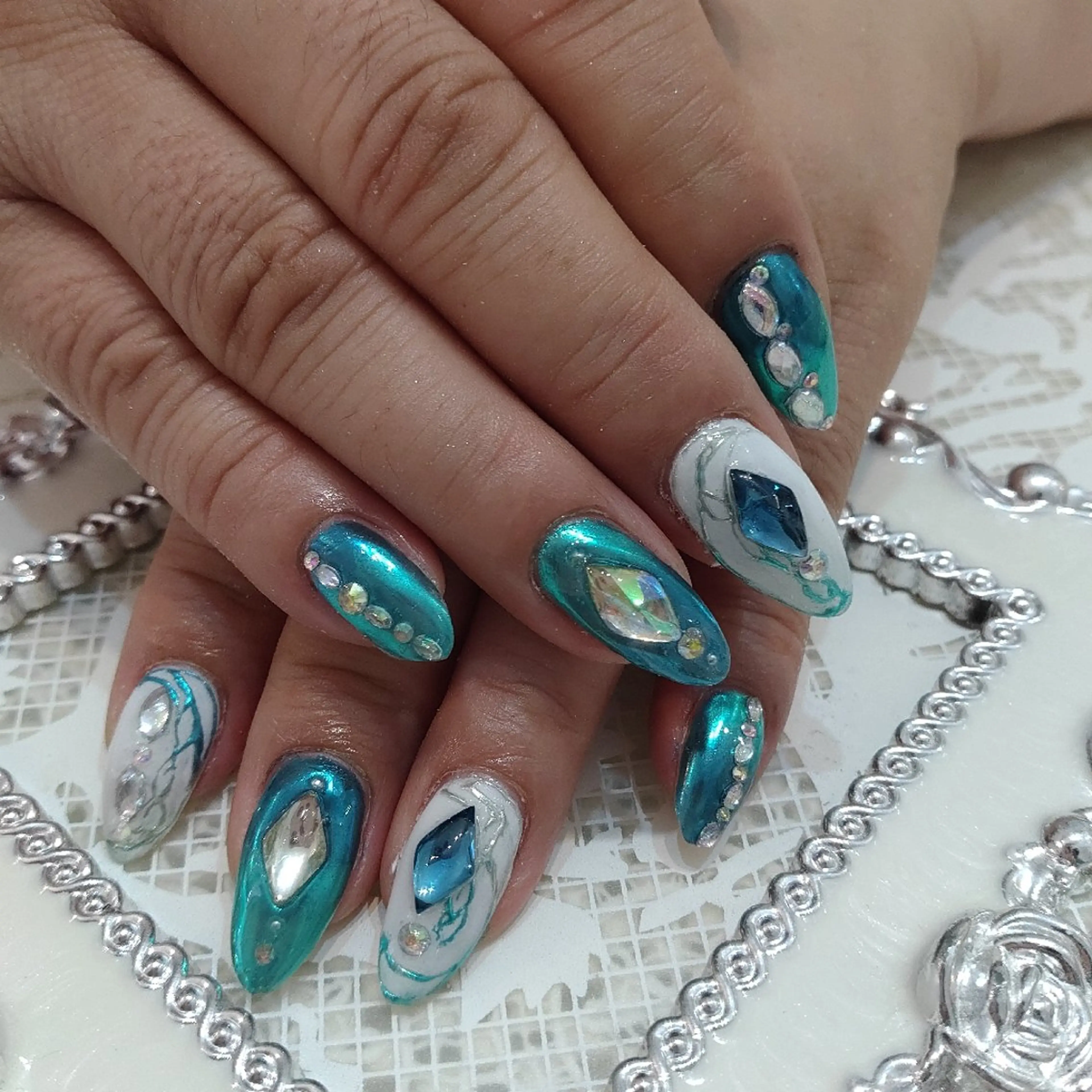 ネイル エステとネイル ローズコンフォートのネイルデザイン