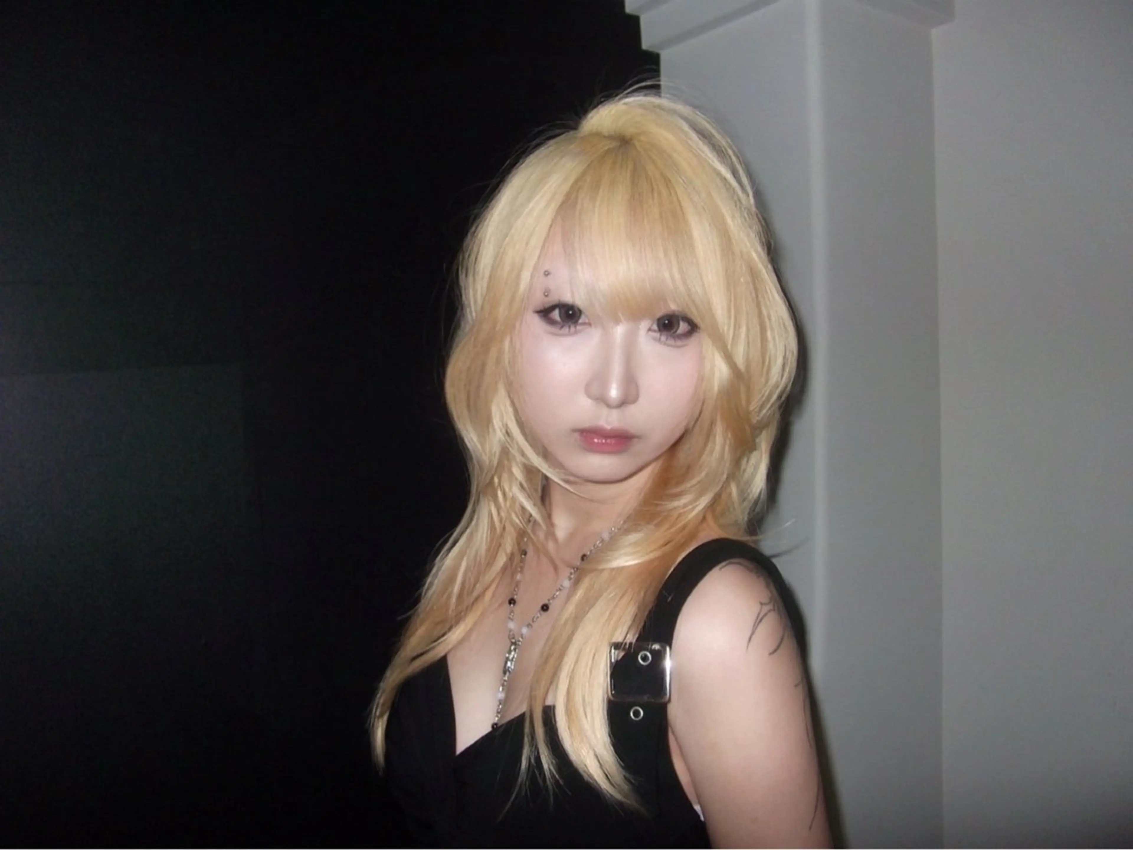 ロング カット AIRA/ブリーチ ‪/透明感カラーのヘアスタイル